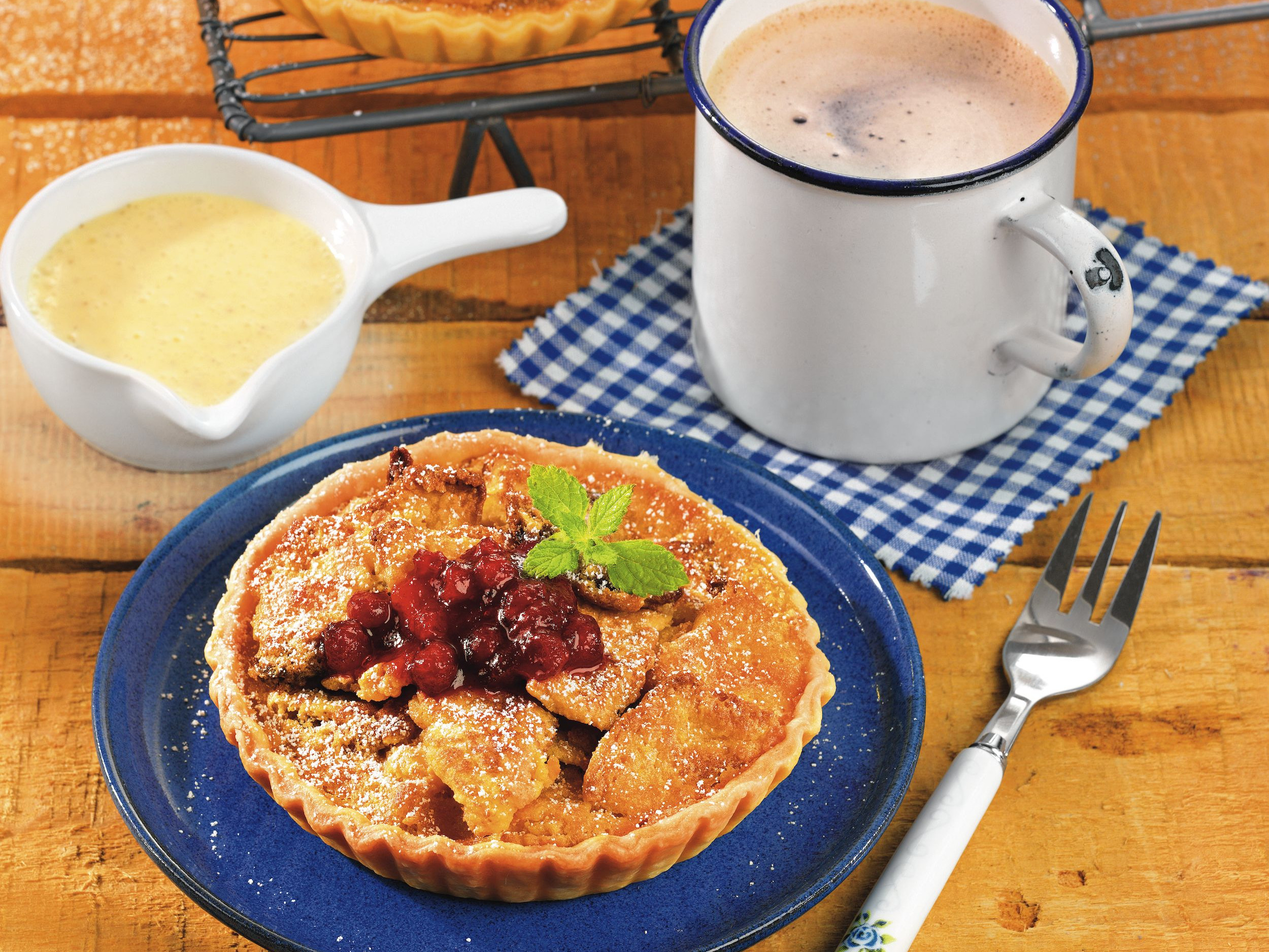 Kaiserschmarrn-Tartelettes mit Vanilla-Sauce und Preiselbeeren