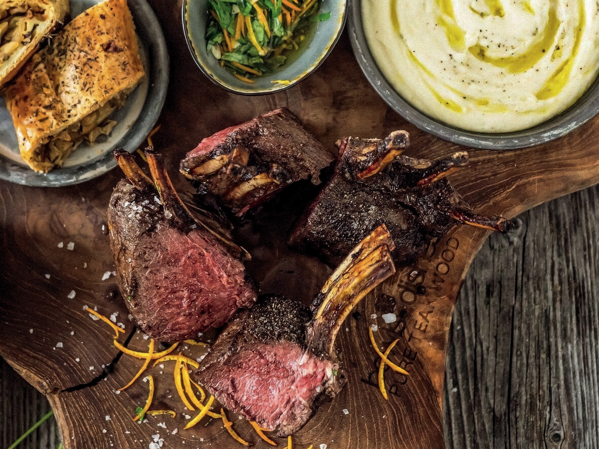 RODEO NEUSEELÄNDISCHES HIRSCHRÜCKENSTÜCK MIT PILZ-APFEL-STRUDEL, KNOLLENSELLERIE-PÜREE, ORANGEN-GREMOLATA UND DUNKLER JUS RODEO NEUSEELÄNDISCHES HIRSCHRÜCKENSTÜCK MIT PILZ-APFEL-STRUDEL, KNOLLENSELLERIE-PÜREE, ORANGEN-GREMOLATA UND DUNKLER JUS