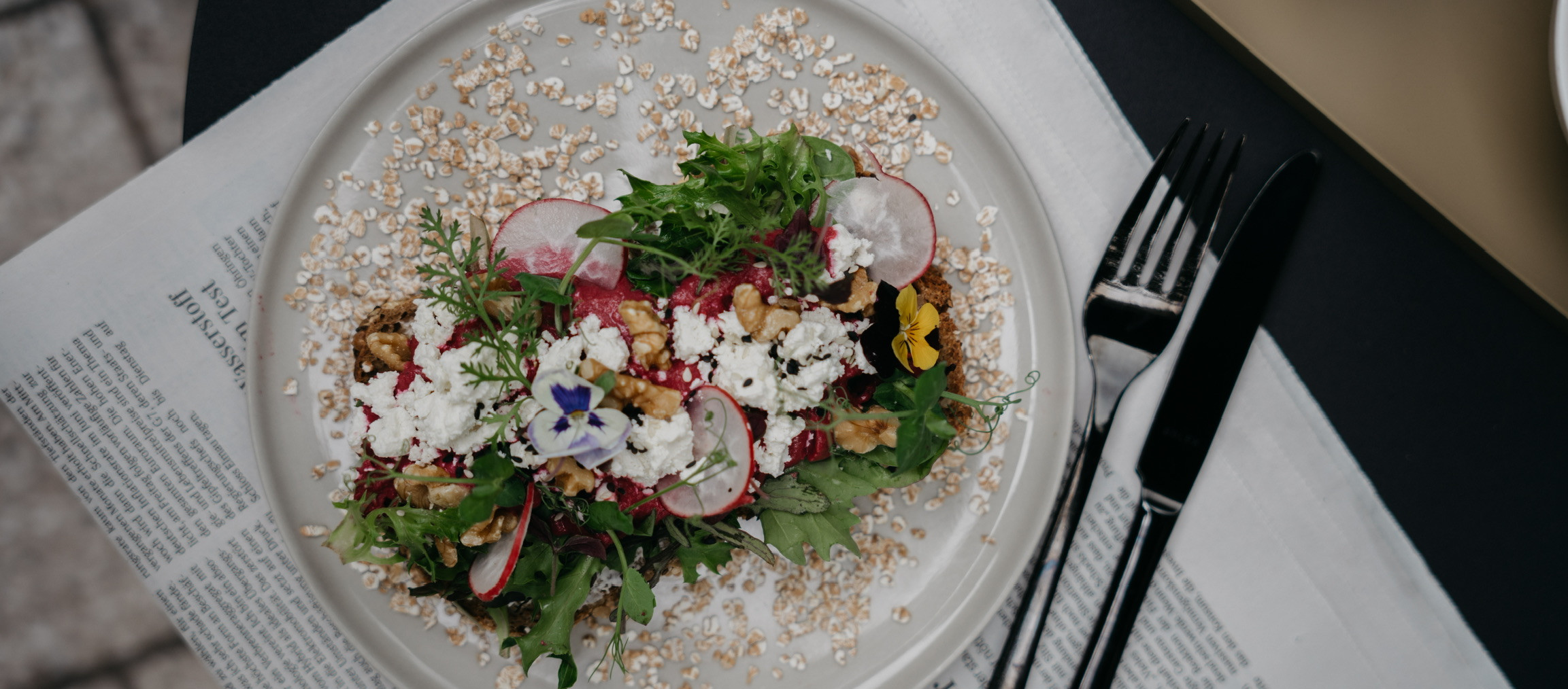 Salat mit Fruehlingskraeutern und Hafer