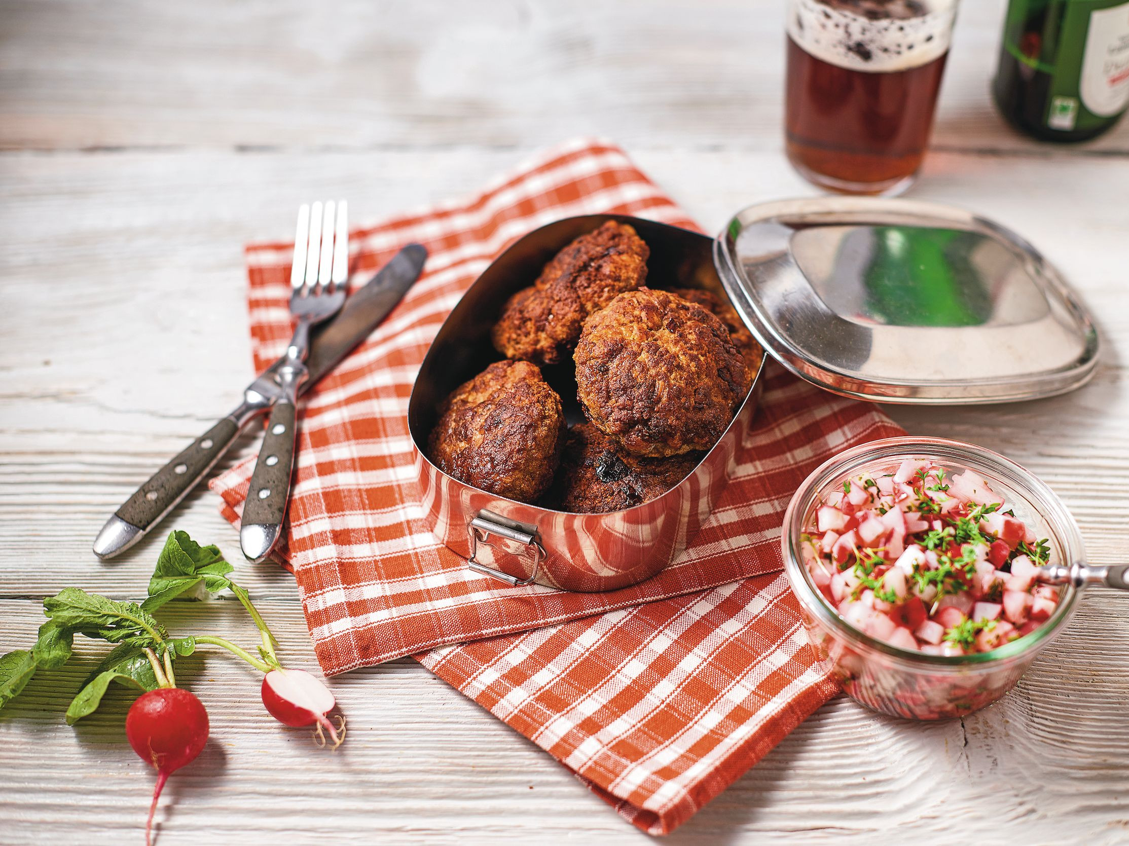 Omma Hildes Frikadellen mit Radieschensalsa.