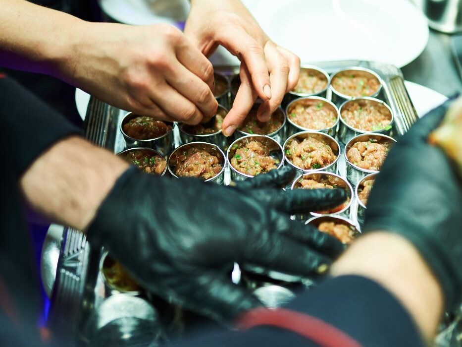 Andreas Schweiger serviert mit seinem Team komplette Menüs oder Flying Buffets und organisiert Partys mit verschiedenen Kochstationen.