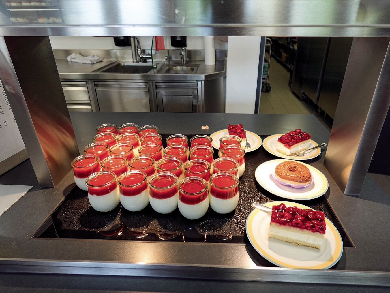 Eine Auswahl an Desserts auf einer Theke. Eine Auswahl an Desserts auf einer Theke.