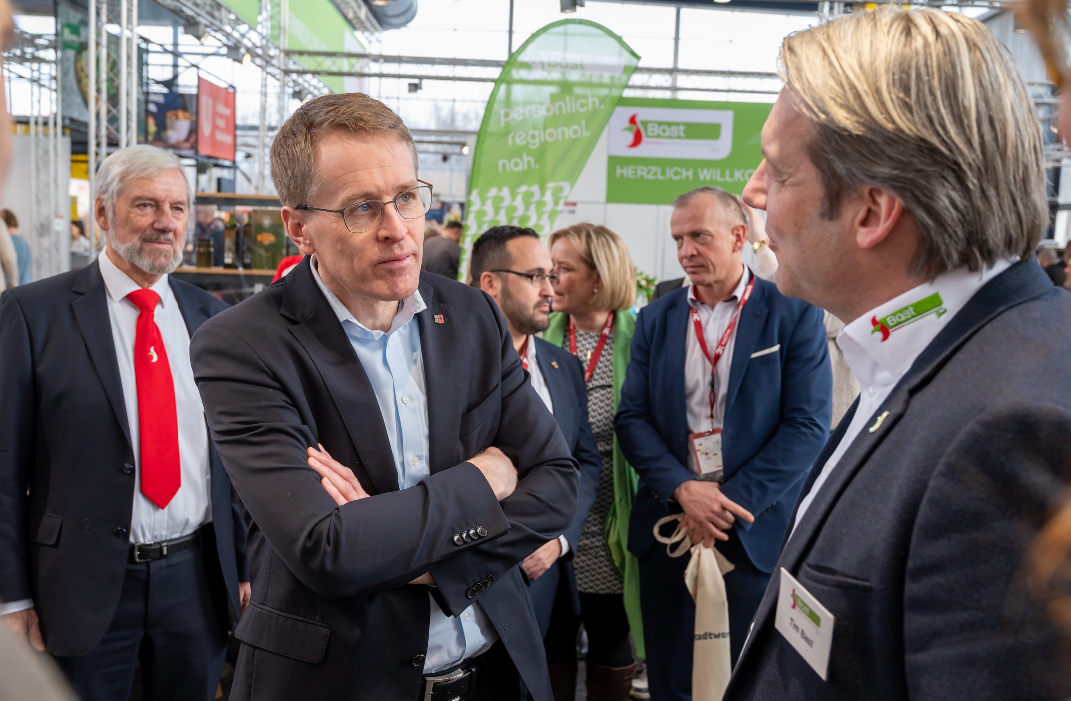Ministerpräsident Daniel Günther (l.) ließ es sich nicht nehmen, Geschäftsführer Tim Bast (r.) persönlich zu besuchen. Ministerpräsident Daniel Günther (l.) ließ es sich nicht nehmen, Geschäftsführer Tim Bast (r.) persönlich zu besuchen.