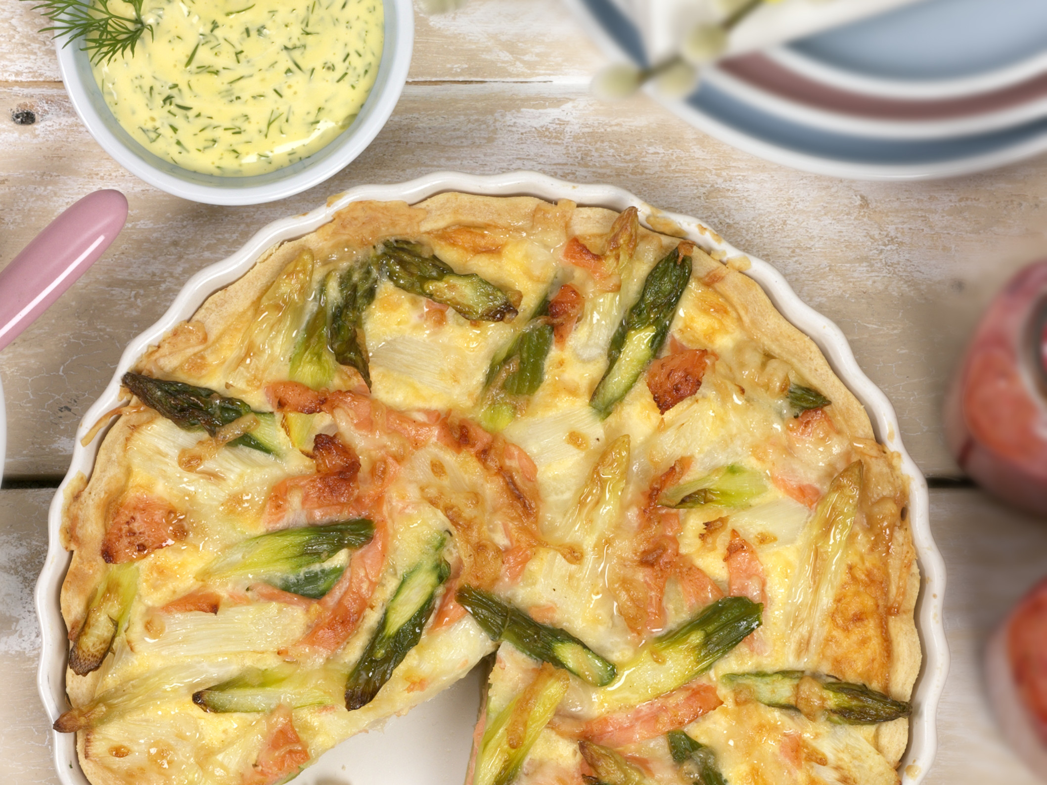 Spargel-Räucherlachs-Quiche mit Dill-Hollandaise