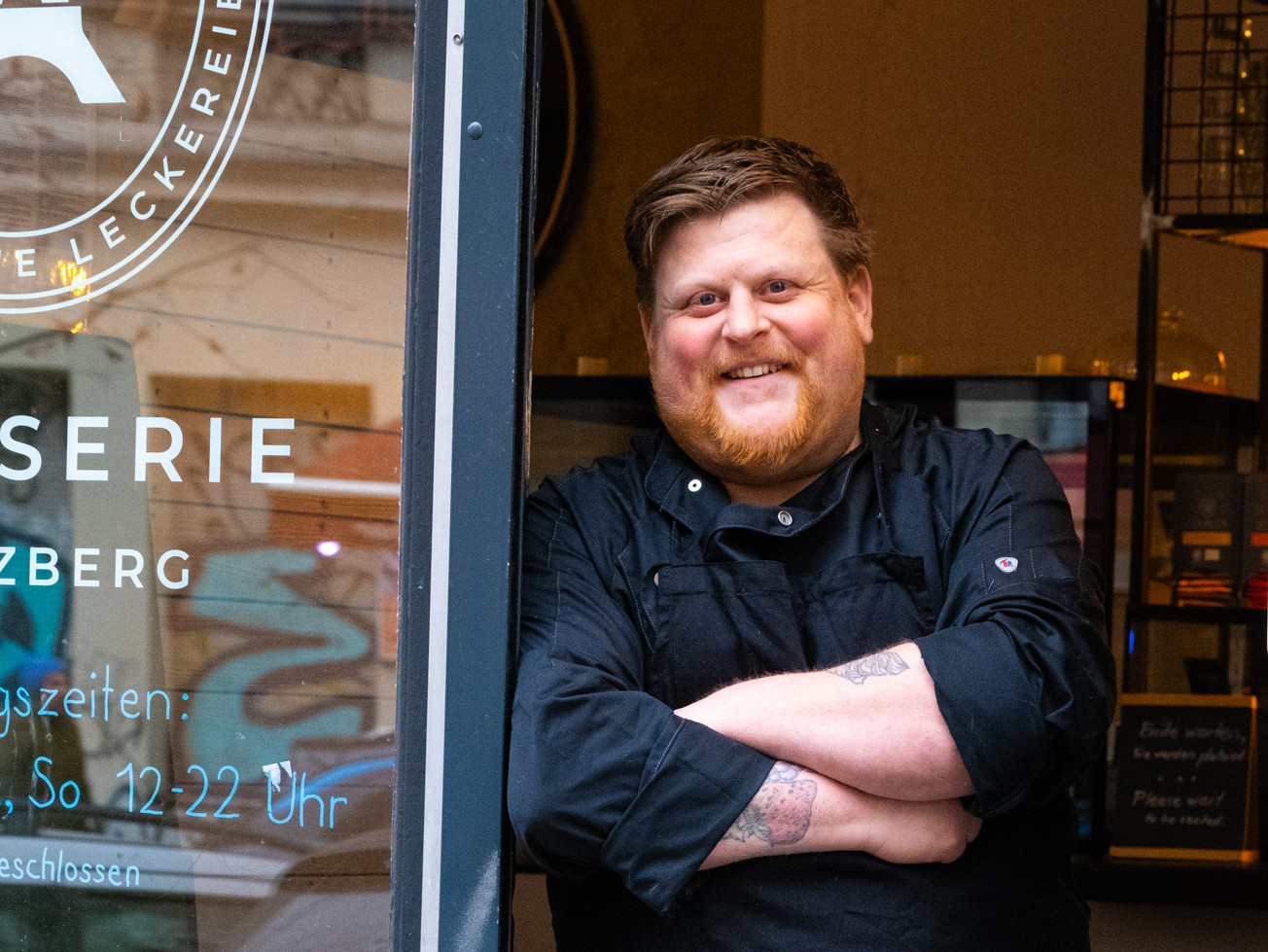 Timo Franke in der Tür seines Restaurants