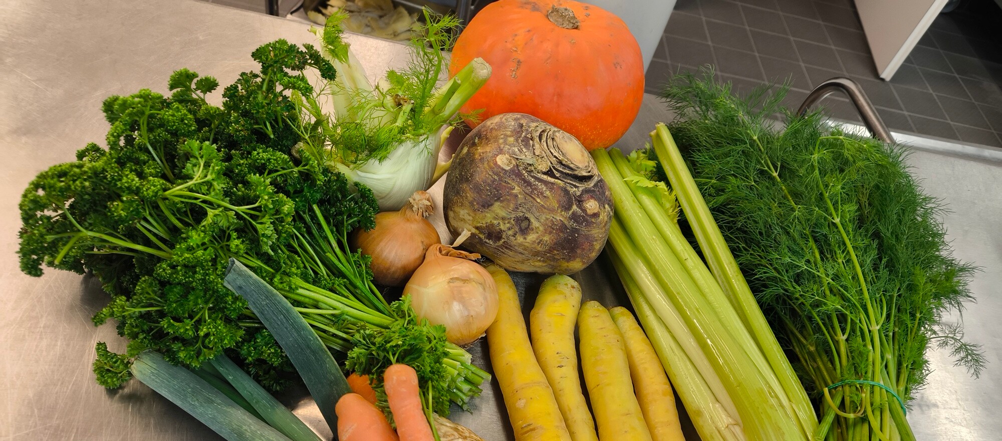 Suppengemüse Eine Auswahl an frischem Gemüse auf einem Tisch.