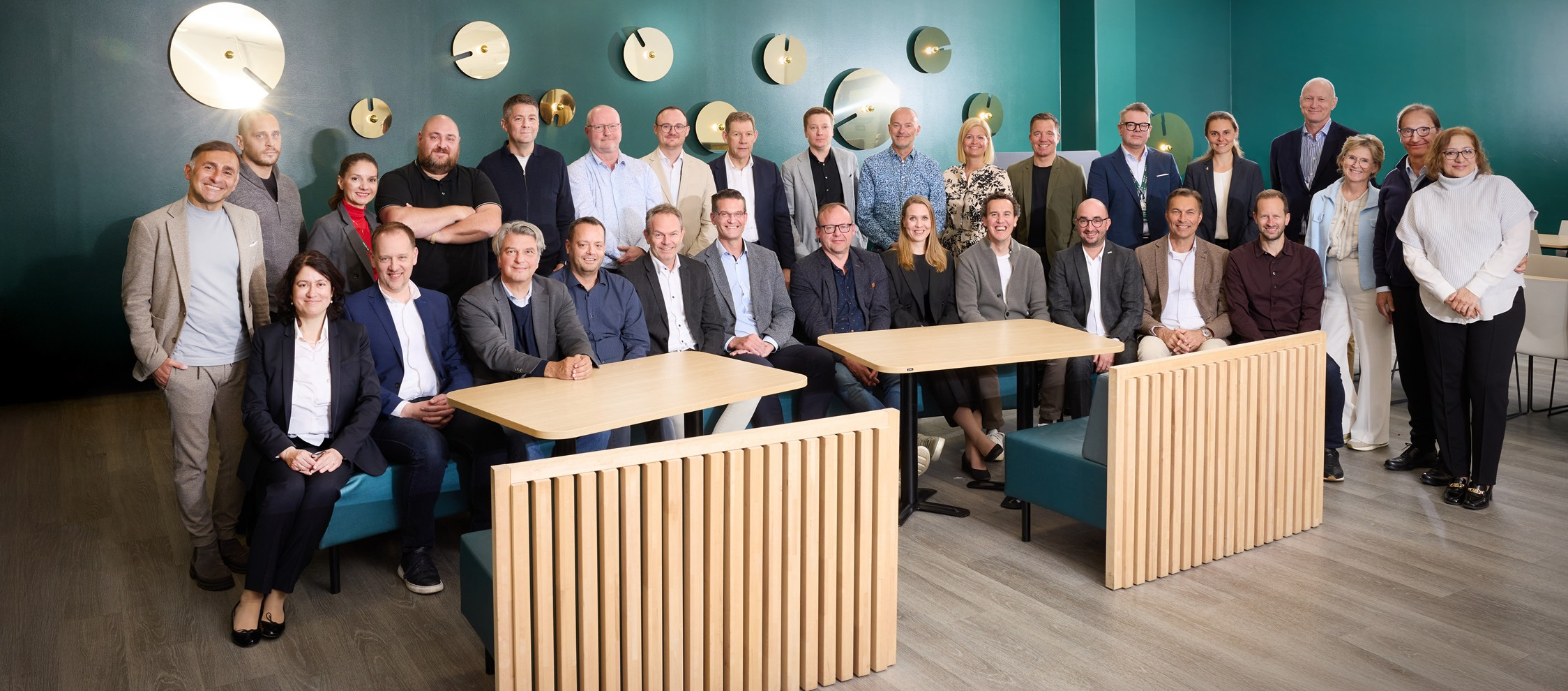 ECD Board Meeting Mai 2025 Eine Gruppe von Menschen posiert für ein Foto.