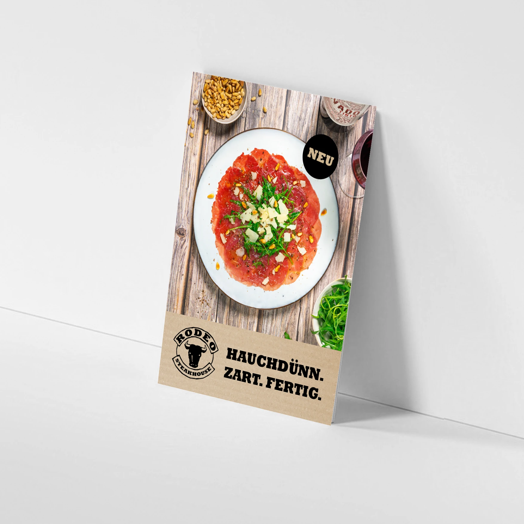 Entdecken Sie das neue TK Rindercarpaccio von Rodeo Steakhouse. Dieses hauchdünne, zarte Rindercarpaccio aus Südamerika bietet höchste Qualität bei minimalem Aufwand. Entdecken Sie das neue TK Rindercarpaccio von Rodeo Steakhouse. Dieses hauchdünne, zarte Rindercarpaccio aus Südamerika bietet höchste Qualität bei minimalem Aufwand.