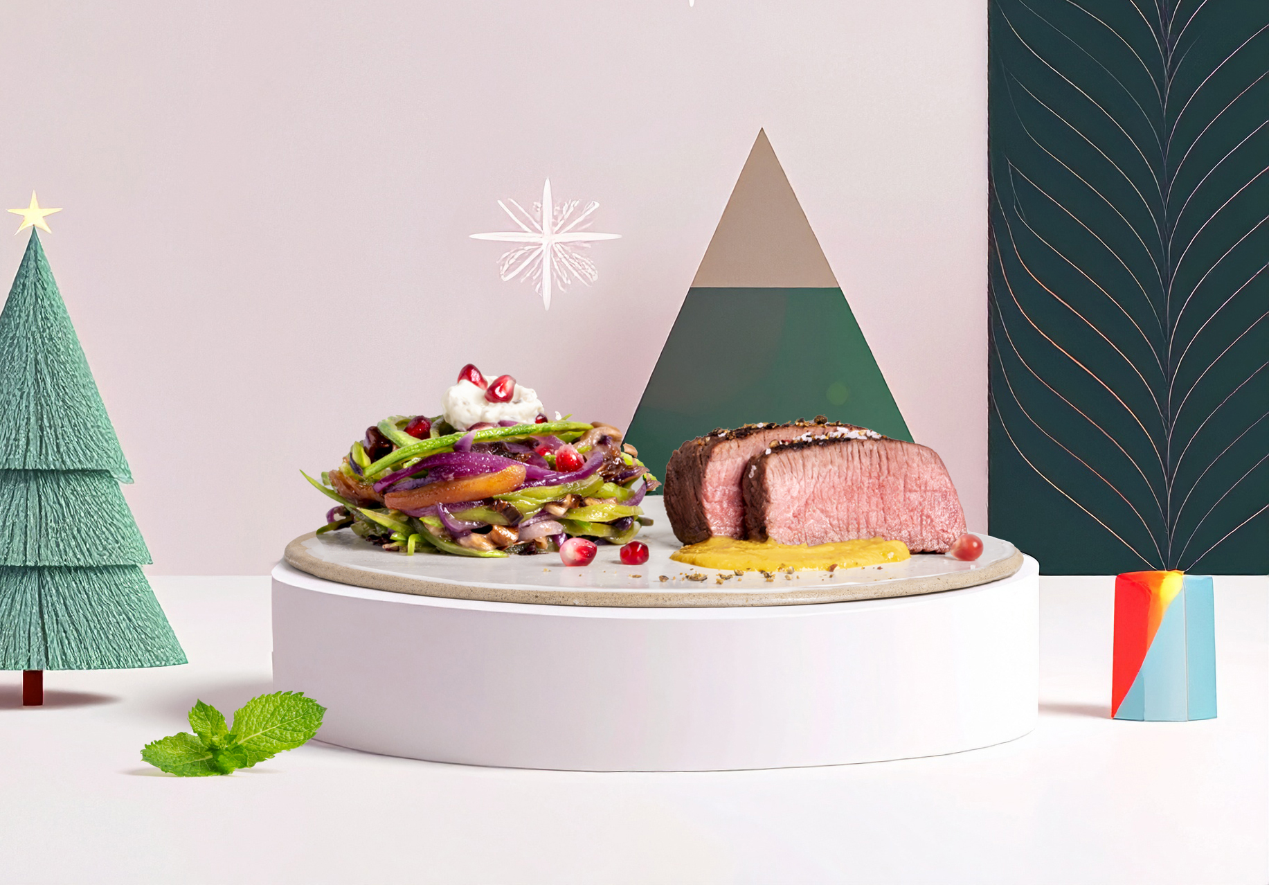 Lammlachse und lauwarmer Salat auf weißem Podest mit Weihnachtsdeko