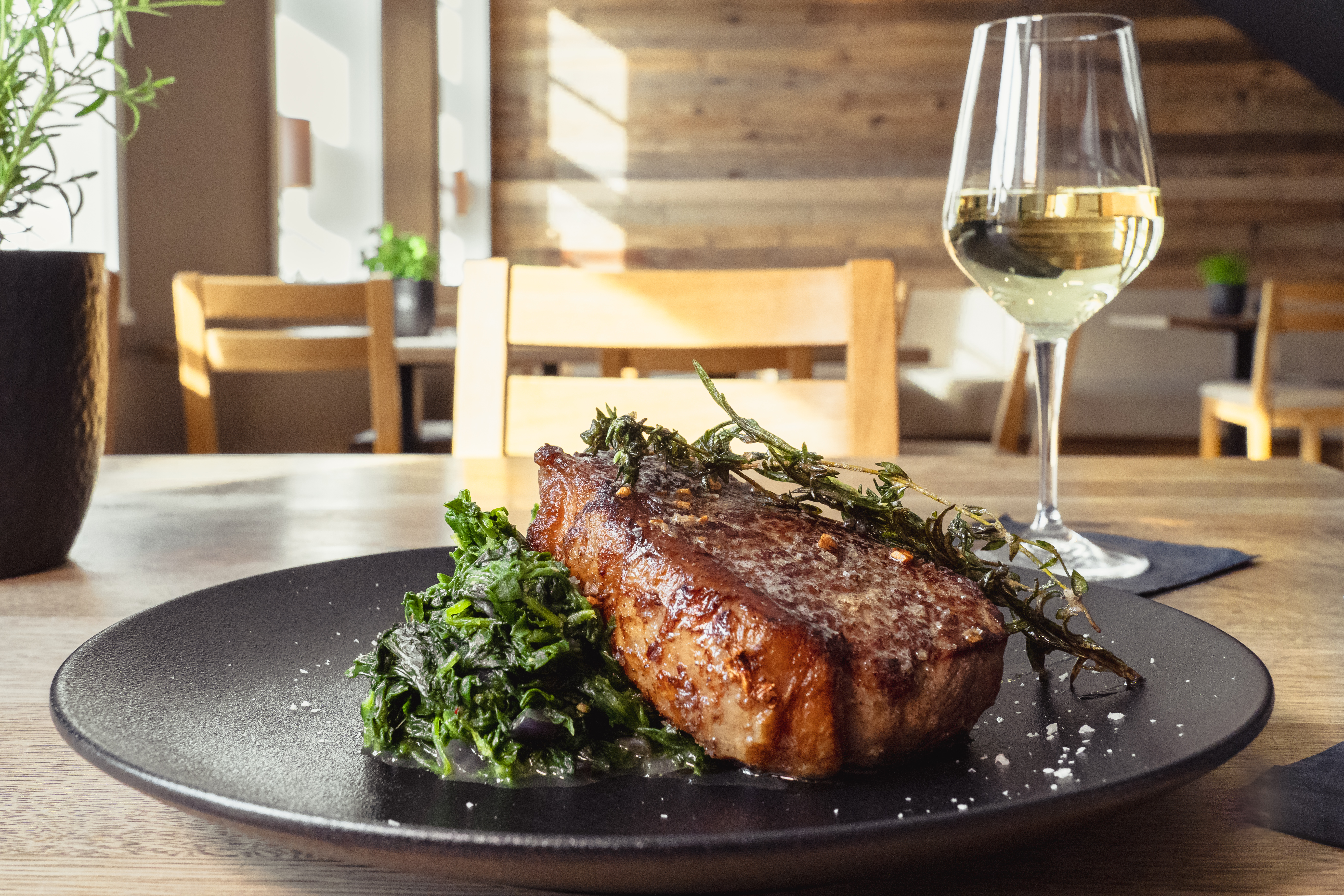Im Schiefer wird Steak serviert im Schiefer wird Steak serviert