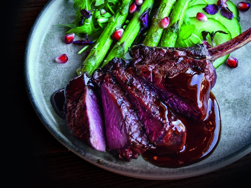 Rodeo Lammkronen mit Hot-Honey-BBQ-Sauce