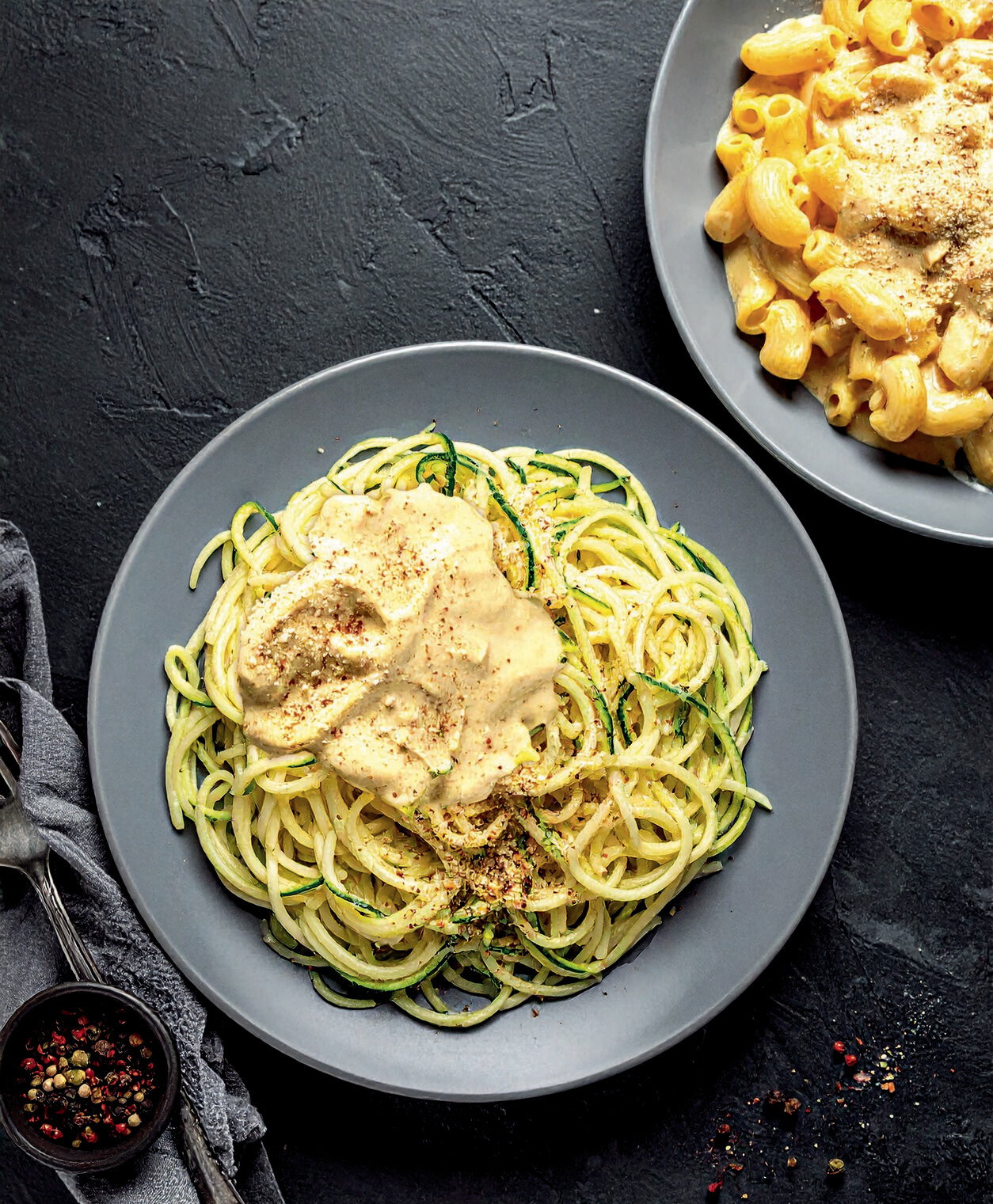 Ein Teller mit Pasta und Sauce