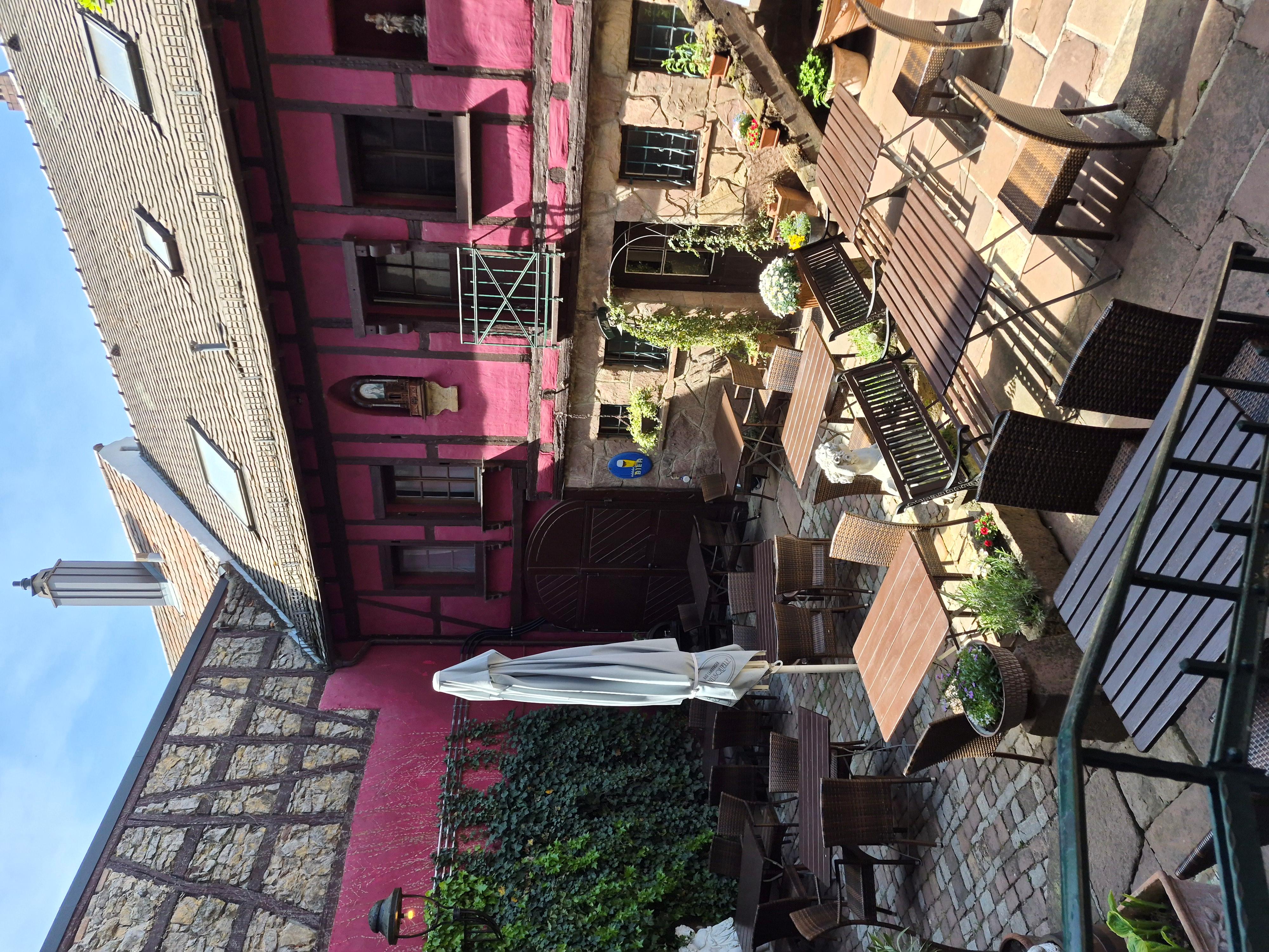 Eine Terrasse mit Tischen und Stühlen