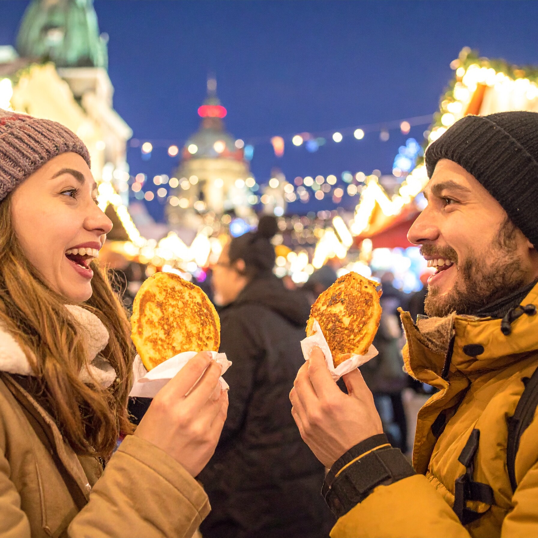 Wenn es draußen kühler wird, steigt die Lust auf herzhafte, wärmende Gerichte. Man mag es erst nicht vermuten, aber kaum ein Produkt passt besser in diese Jahreszeit als frisch gebackene Reibekuchen: außen goldbraun und knusprig, innen saftig und mild – die perfekte Basis für kreative Herbstkreationen. Die Marke Servisa liefert Ihnen hier vielfältige Möglichkeiten – da ist für jeden Gast was dabei. Wenn es draußen kühler wird, steigt die Lust auf herzhafte, wärmende Gerichte. Man mag es erst nicht vermuten, aber kaum ein Produkt passt besser in diese Jahreszeit als frisch gebackene Reibekuchen: außen goldbraun und knusprig, innen saftig und mild – die perfekte Basis für kreative Herbstkreationen. Die Marke Servisa liefert Ihnen hier vielfältige Möglichkeiten – da ist für jeden Gast was dabei.
