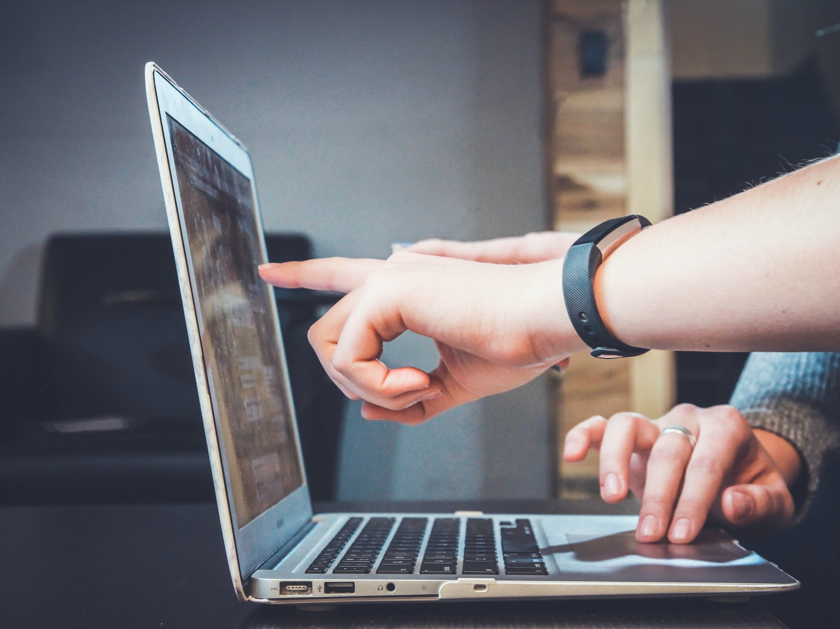 Laptop und Hände zeigen was dran Laptop und Hände zeigen was dran
