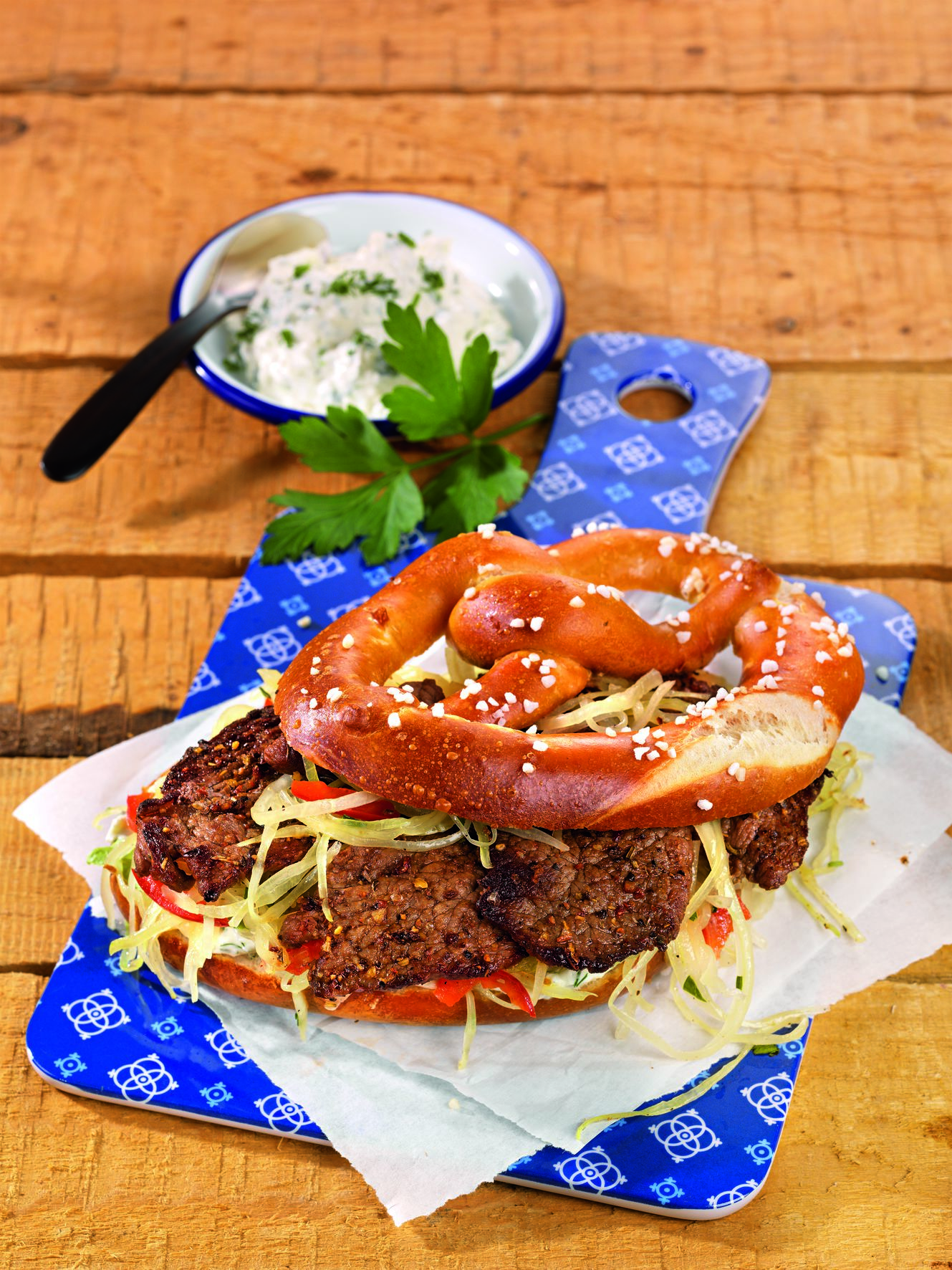 Ochsenfetzen in der Brezel Laugenbrezel-Sandwich mit Fleisch und Gemüse