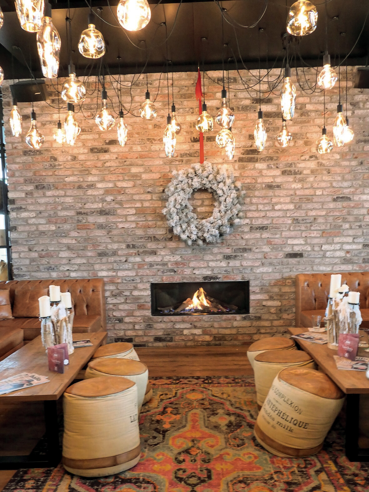 Der beliebte Lounge Bereich im Mezzomar Borken Ein Raum mit Kamin und einem Kranz an der Wand.