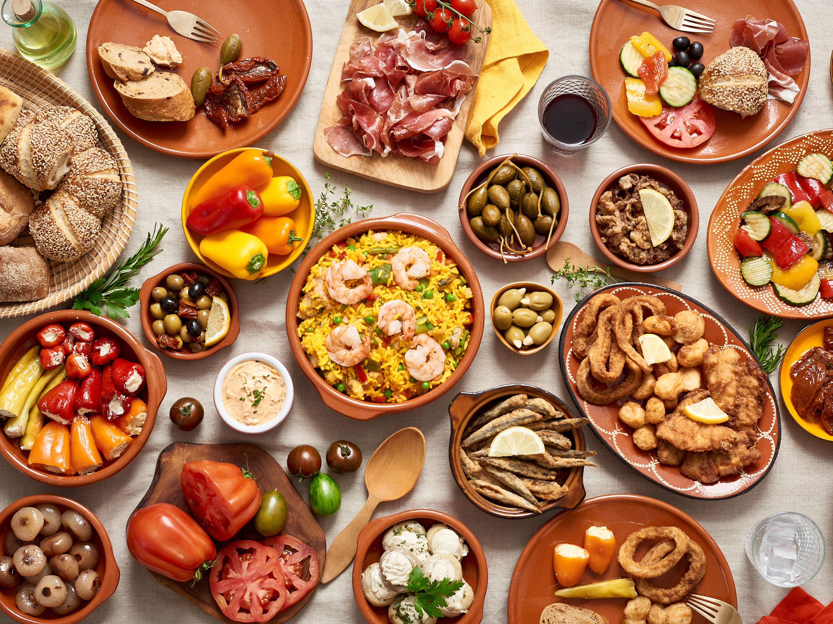 Ein Tisch mit Tellern voller Antipasti.