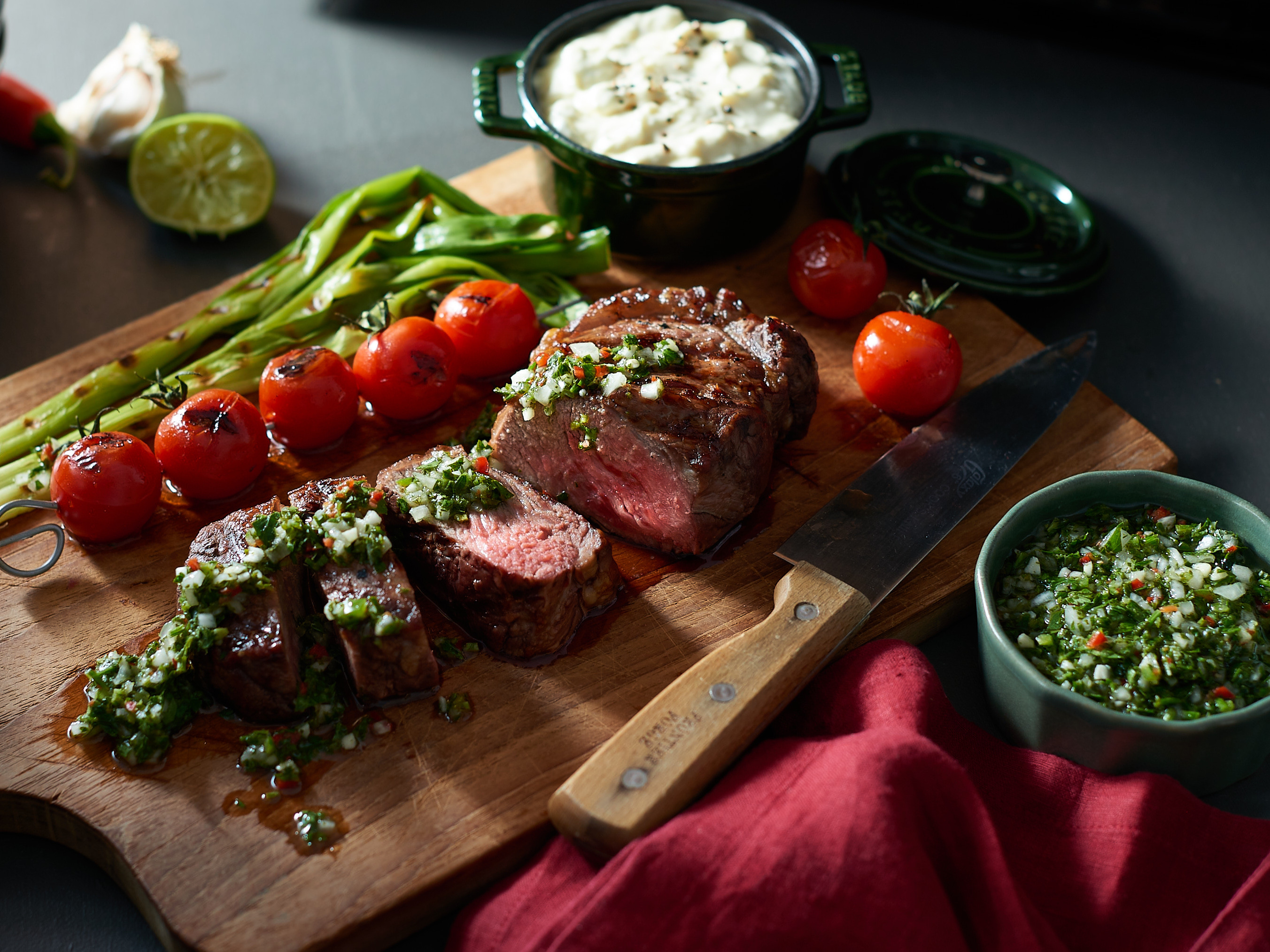 Entrecôte mit Bluecheese-Dip und Koriander-Chimichurri Entrecôte mit Bluecheese-Dip und Koriander-Chimichurri