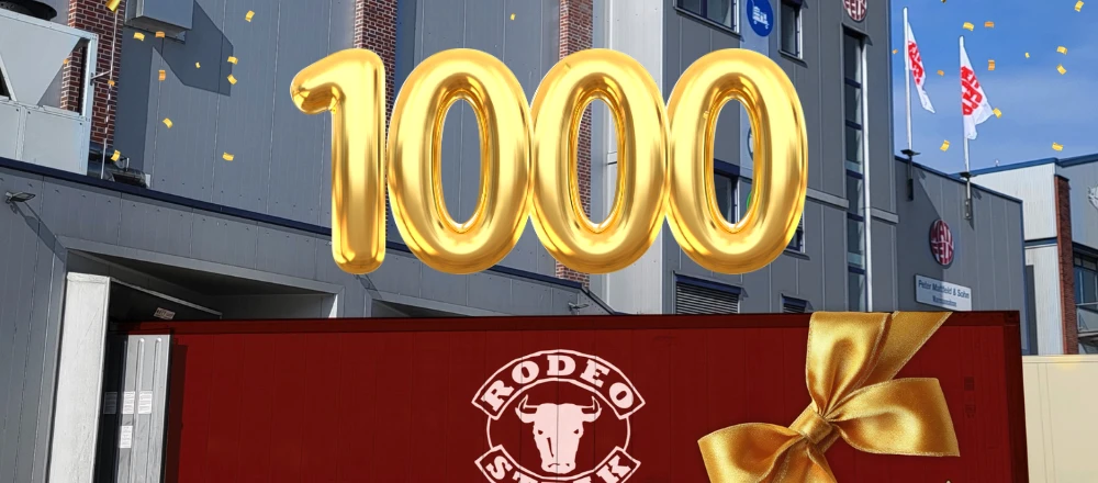 Großer roter Lkw mit goldener Schleife und einem goldenen Ballon in der Luft