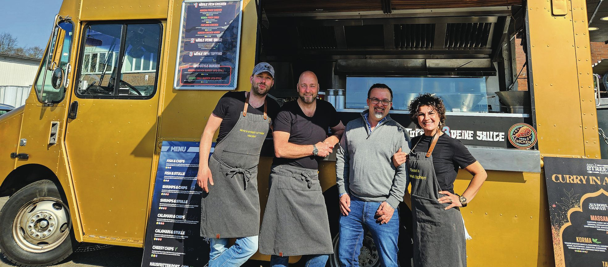 Das Team von Sean's Street Kitchen mit Schwarz + Hansen Mitarbeiter Christian Schubert Eine Gruppe von Menschen steht vor einem Foodtruck.