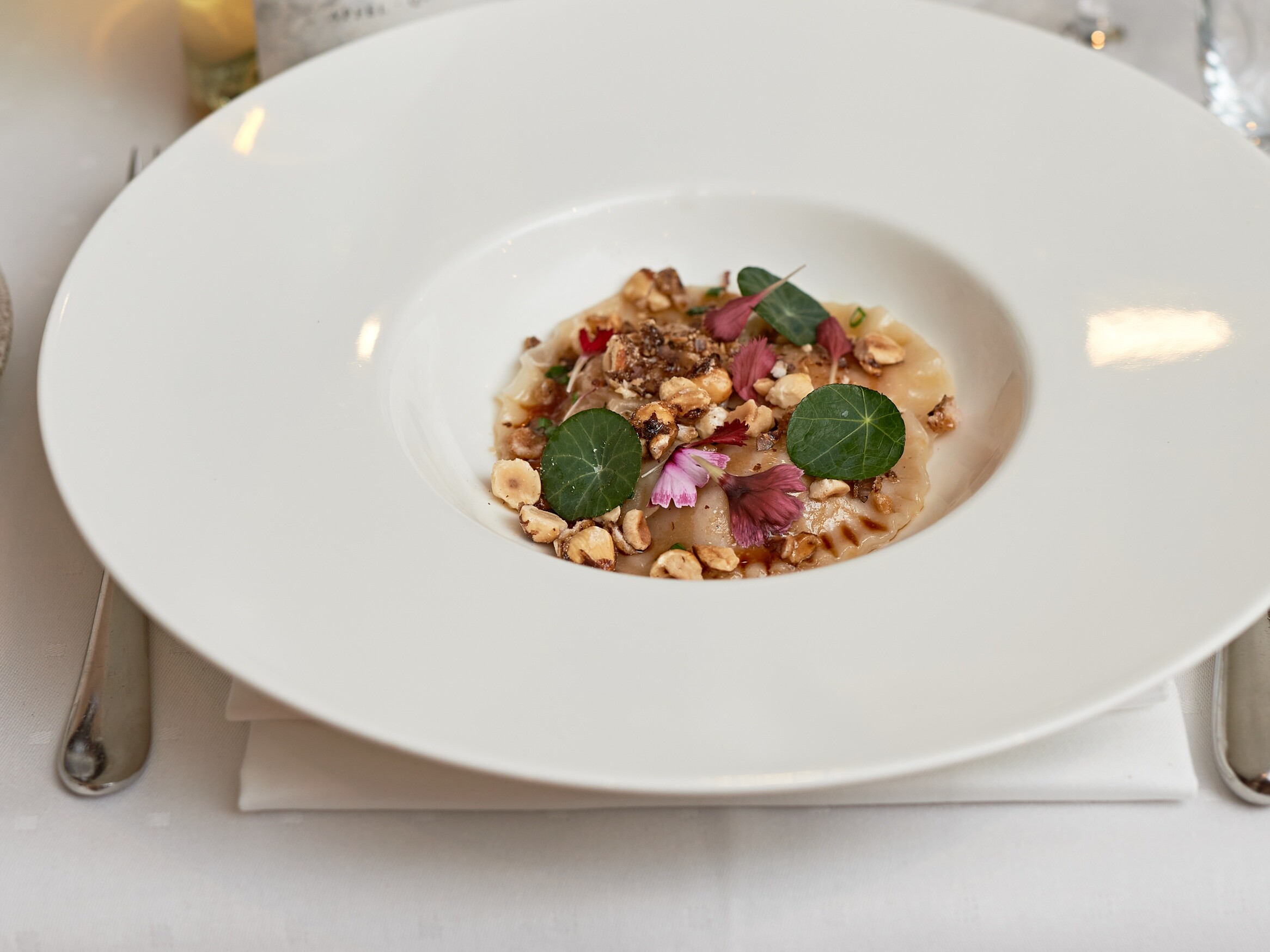 Ein Teller mit Essen auf einem Tisch mit Besteck.