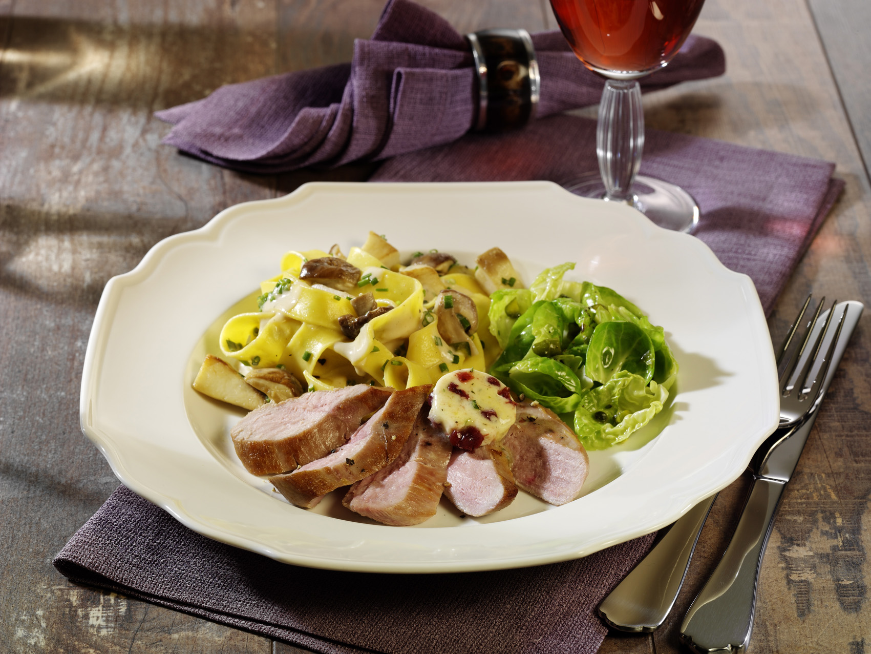 Gebratenes Fasanenbrustfilet mit Preiselbeerbutter, Rosenkohlblättchen ...