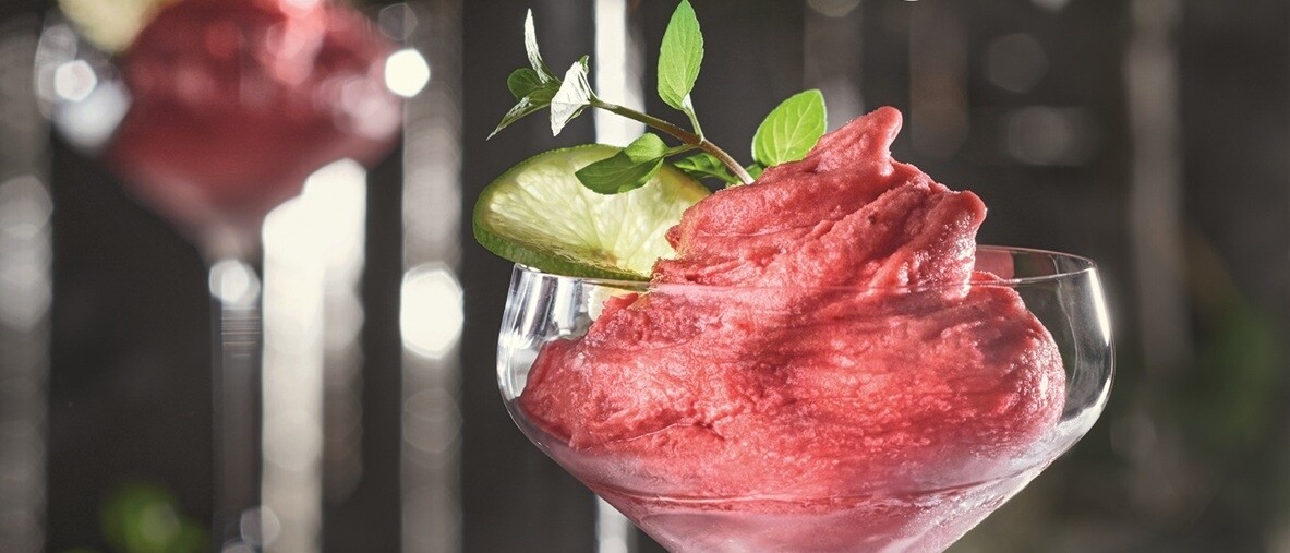 Better Desserts Konzeptfolder Ein Glas mit rosa Eiscreme.