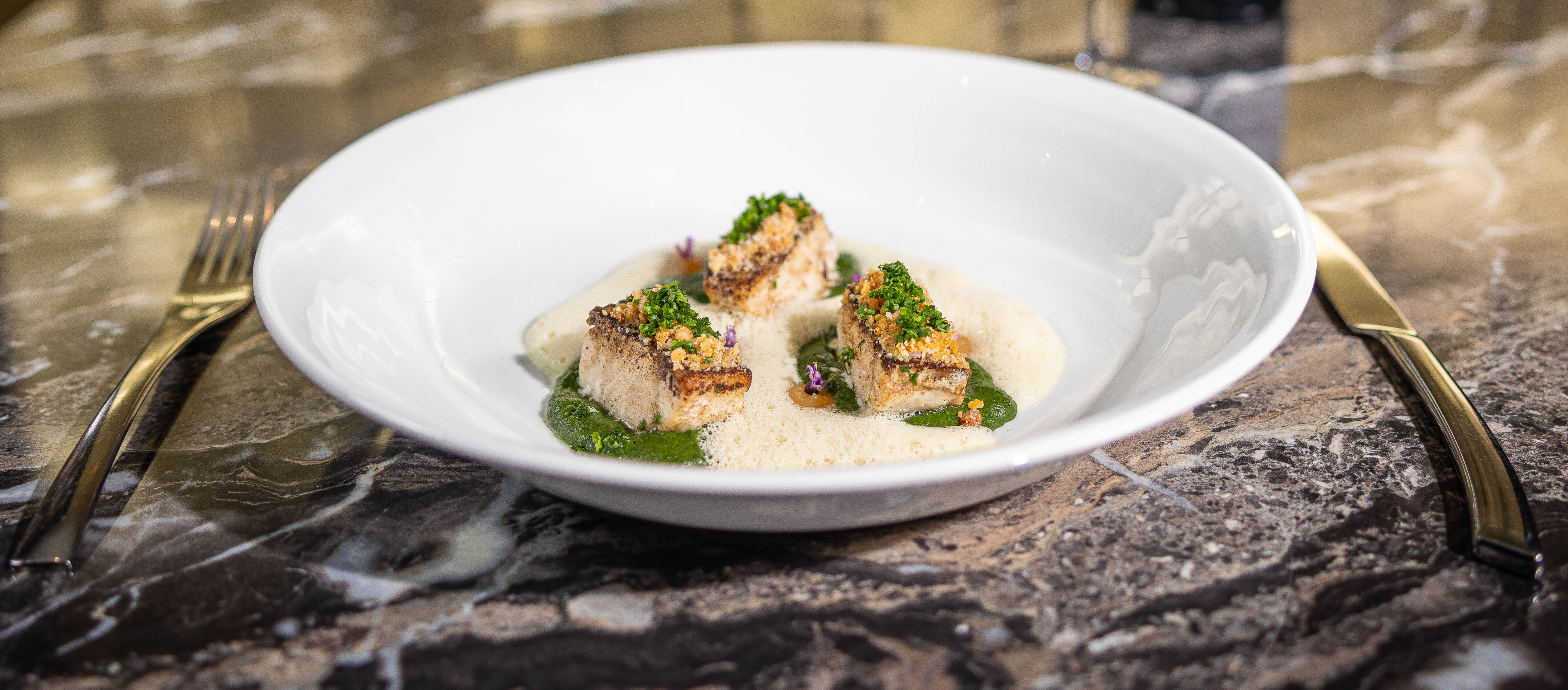 Er ist Gastgeber, Unternehmer, Visionär: Sridevan Sriskandarajah
lebt Gastronomie mit jeder Faser. Mit seiner GS Gastronomie GmbH betreibt er verschiedene Konzepte im Ostalbkreis – vom Fine Dining bis zur Weinbar – und beweist, dass Vielfalt, Teamgeist und starke Partnerschaften das Rezept für nachhaltigenErfolg sind. An seiner Seite: OMEGA SORG und Key-Accounter Patrick Bieg, die ihn seit Jahren begleiten.