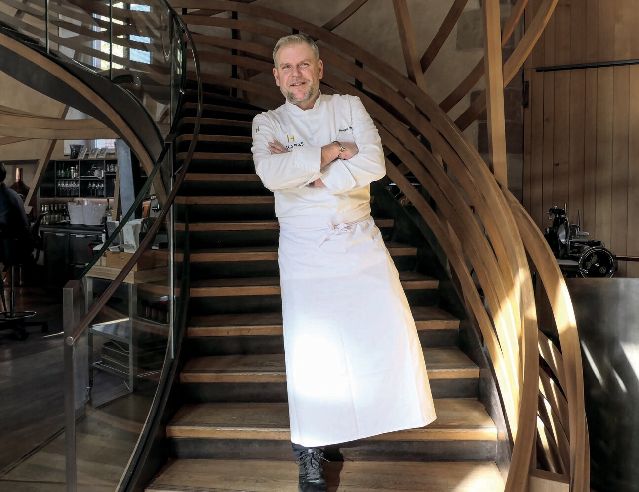 "Die Küche ist mein Zuhause. Ich bin damit groß geworden. Das ist mehr als ein Beruf – es ist ein Gefühl.“ François Baur, Chef de Cuisine "Die Küche ist mein Zuhause. Ich bin damit groß geworden. Das ist mehr als ein Beruf – es ist ein Gefühl.“ François Baur, Chef de Cuisine