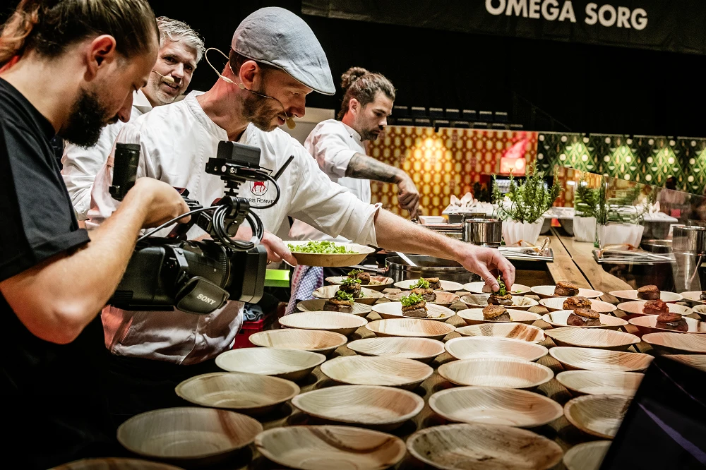 Faszination Food 2023 Anrichten in der Showkueche auf der Messe