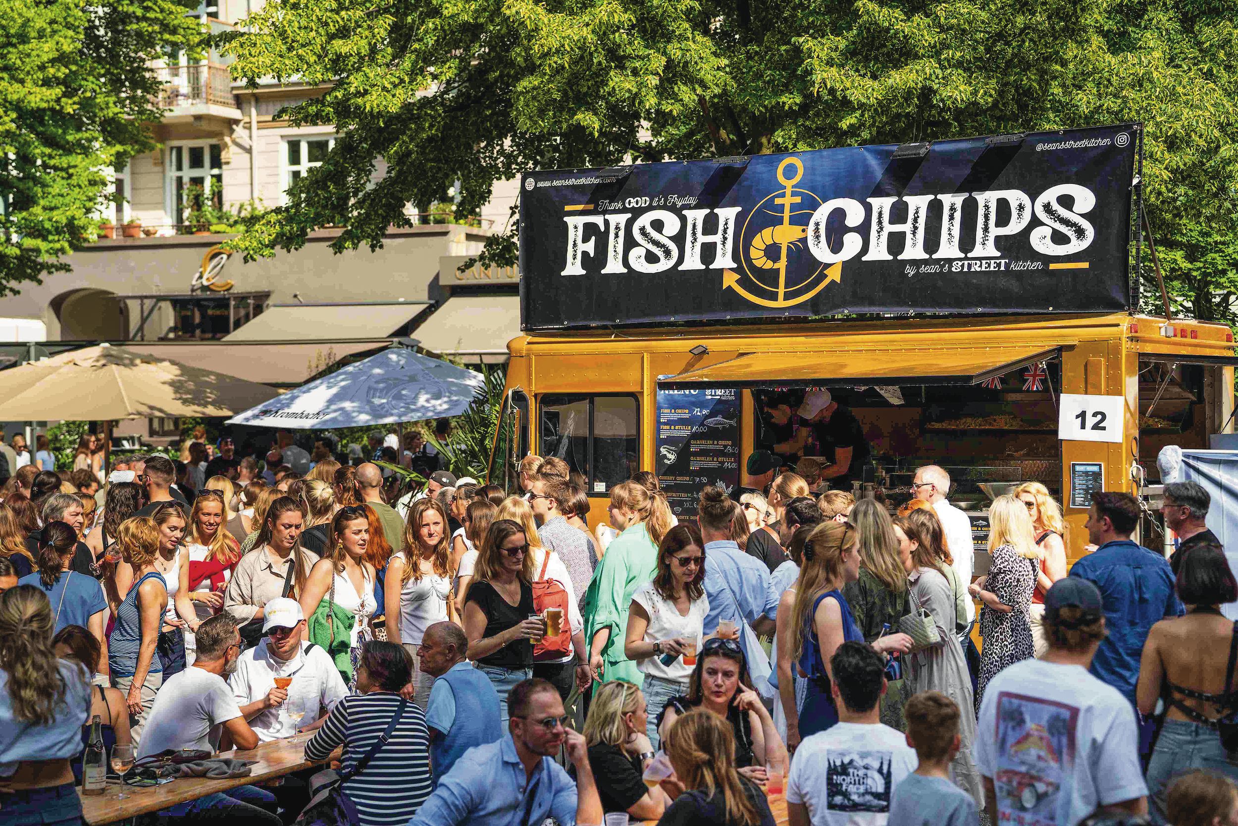 Sean's Street Kitchen auf dem Eppendorfer Landstraßenfest Eine Menschenmenge vor einem Foodtruck.