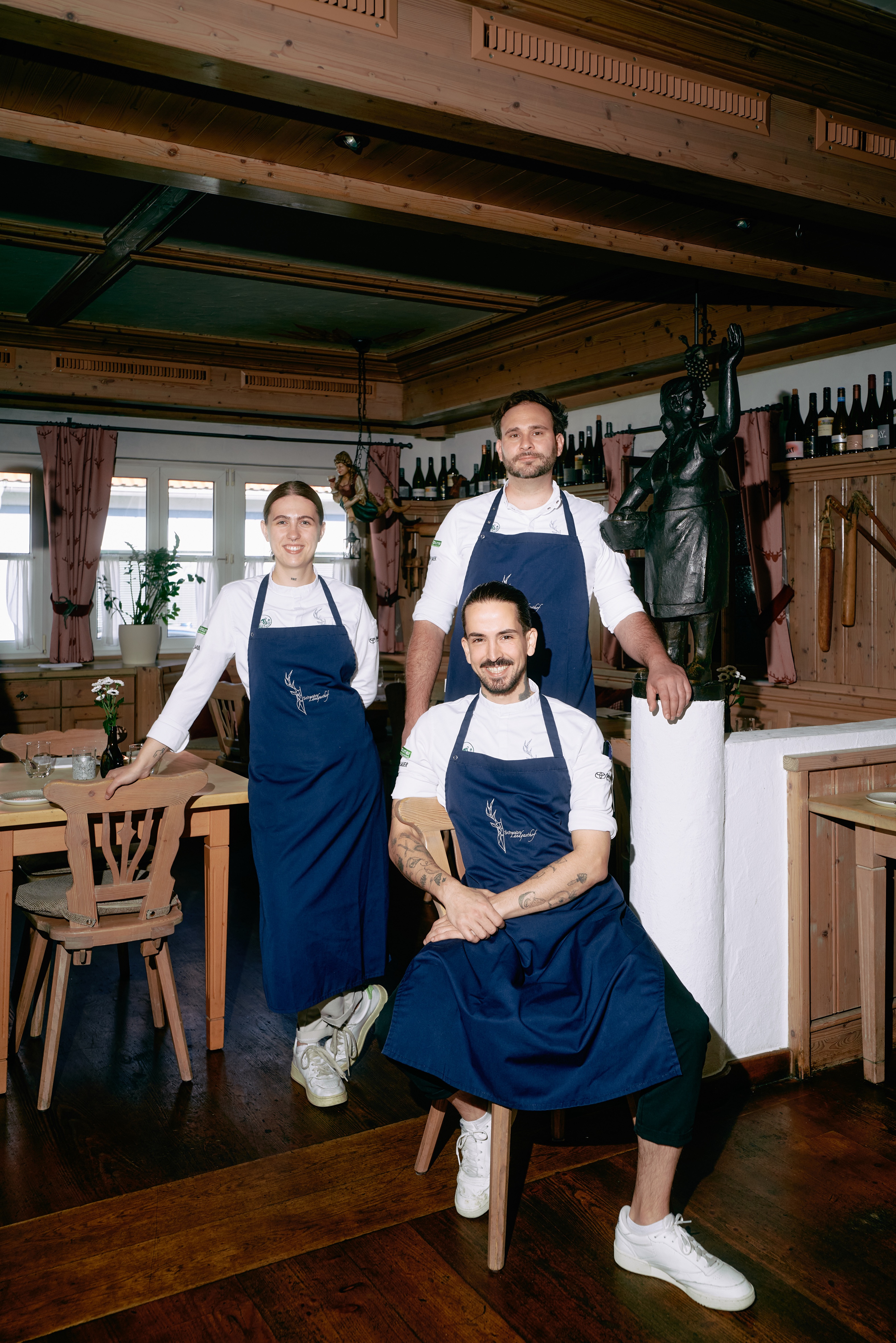 Eine Gruppe von Menschen in Schürzen posiert für ein Foto.