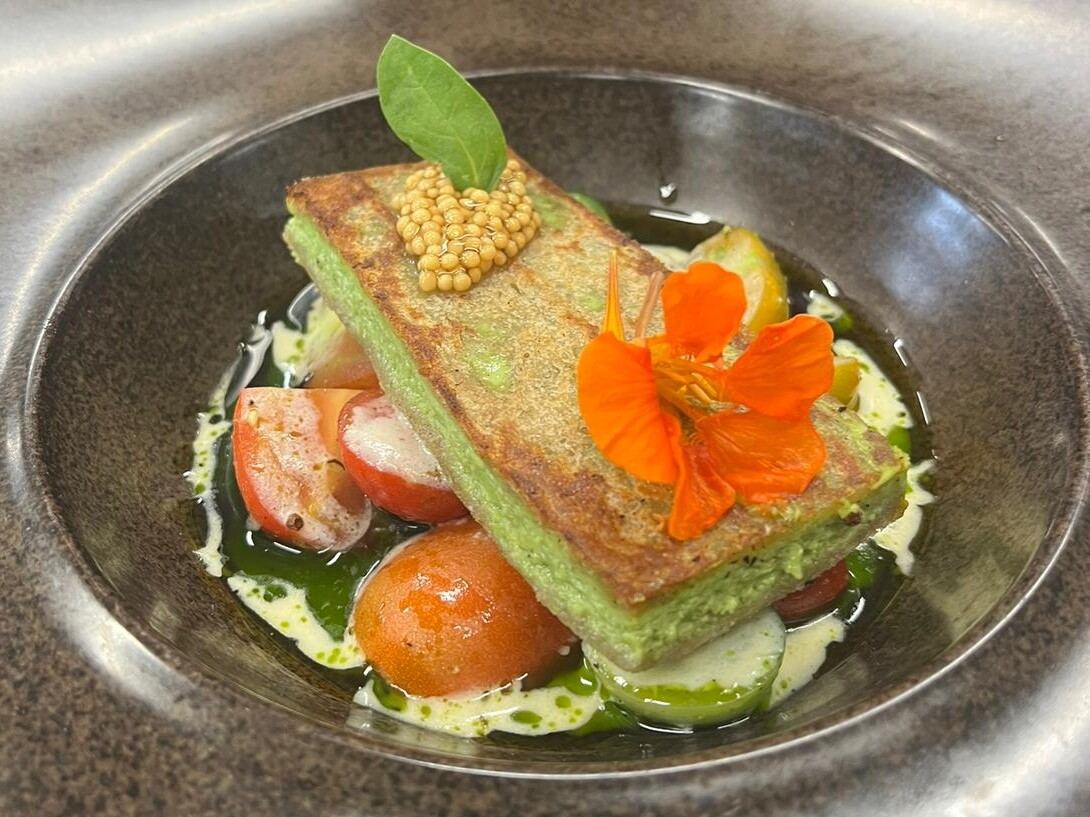 Abseits des Großstadttrubels liegt der Wirt von Dred – mitten im Landkreis Rosenheim. Und doch ist das Wirtshaus ein fester Anlaufpunkt für Gäste aus der ganzen Region. Verantwortlich dafür ist Lukas Weichselbaumer: Küchenchef, Gastgeber und Bindeglied zwischen Tradition und moderner Wirtshausküche.