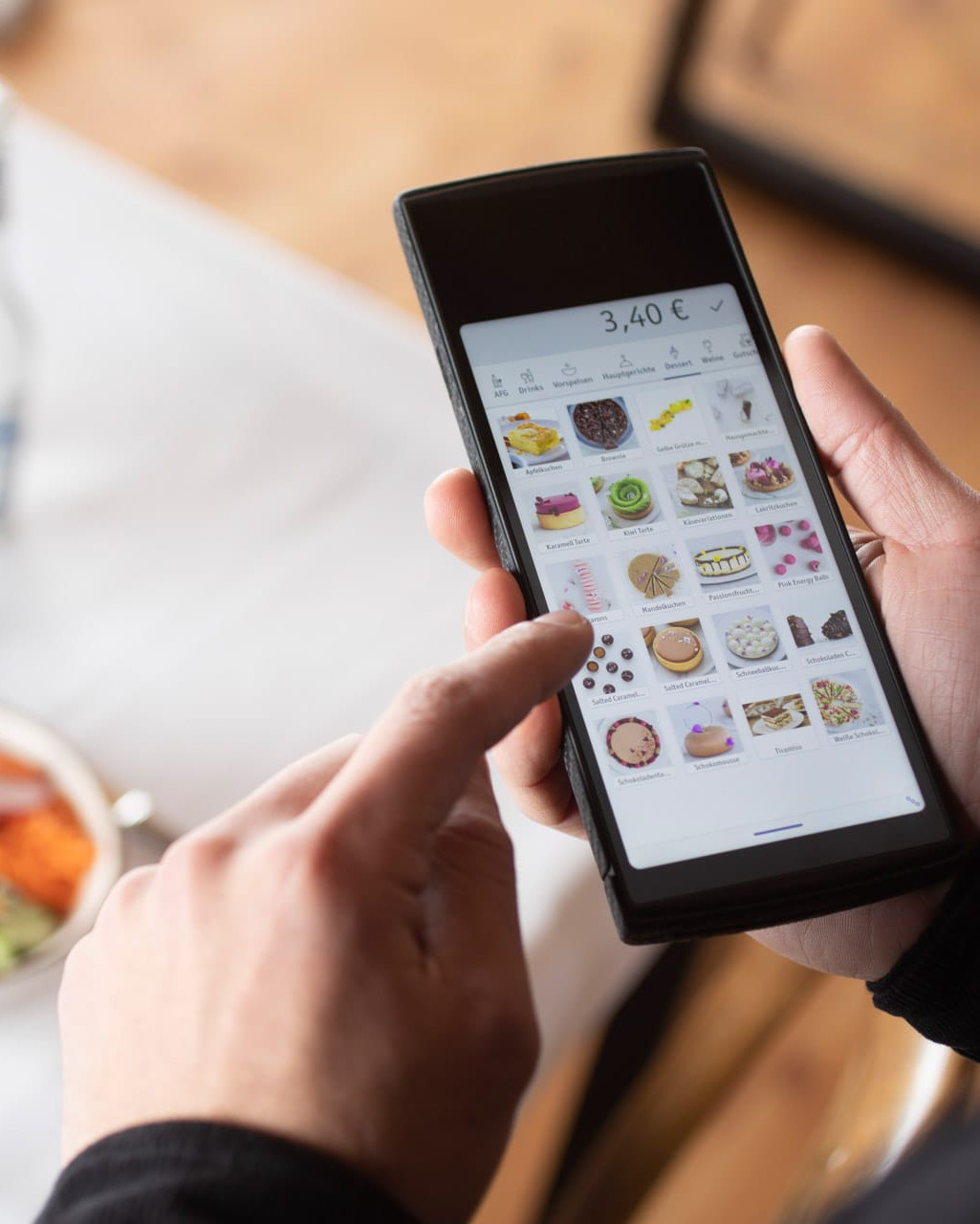 Webshop auf dem Smartphone Süßspeisen im Webshop auf dem Smartphone