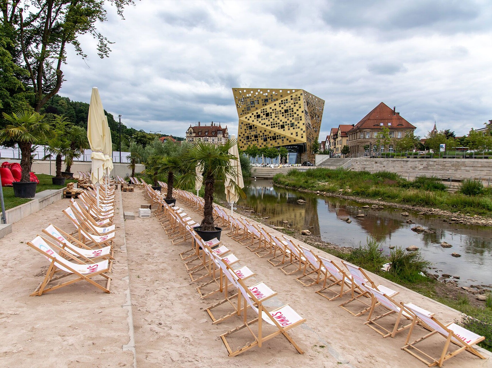 Die Geschichte des FORUM begann mit einem großen Architekturwettbewerb. Entstanden ist ein grandioses Bauwerk aus dem Hause Isin (hier mit Blick vom Remsstrand).