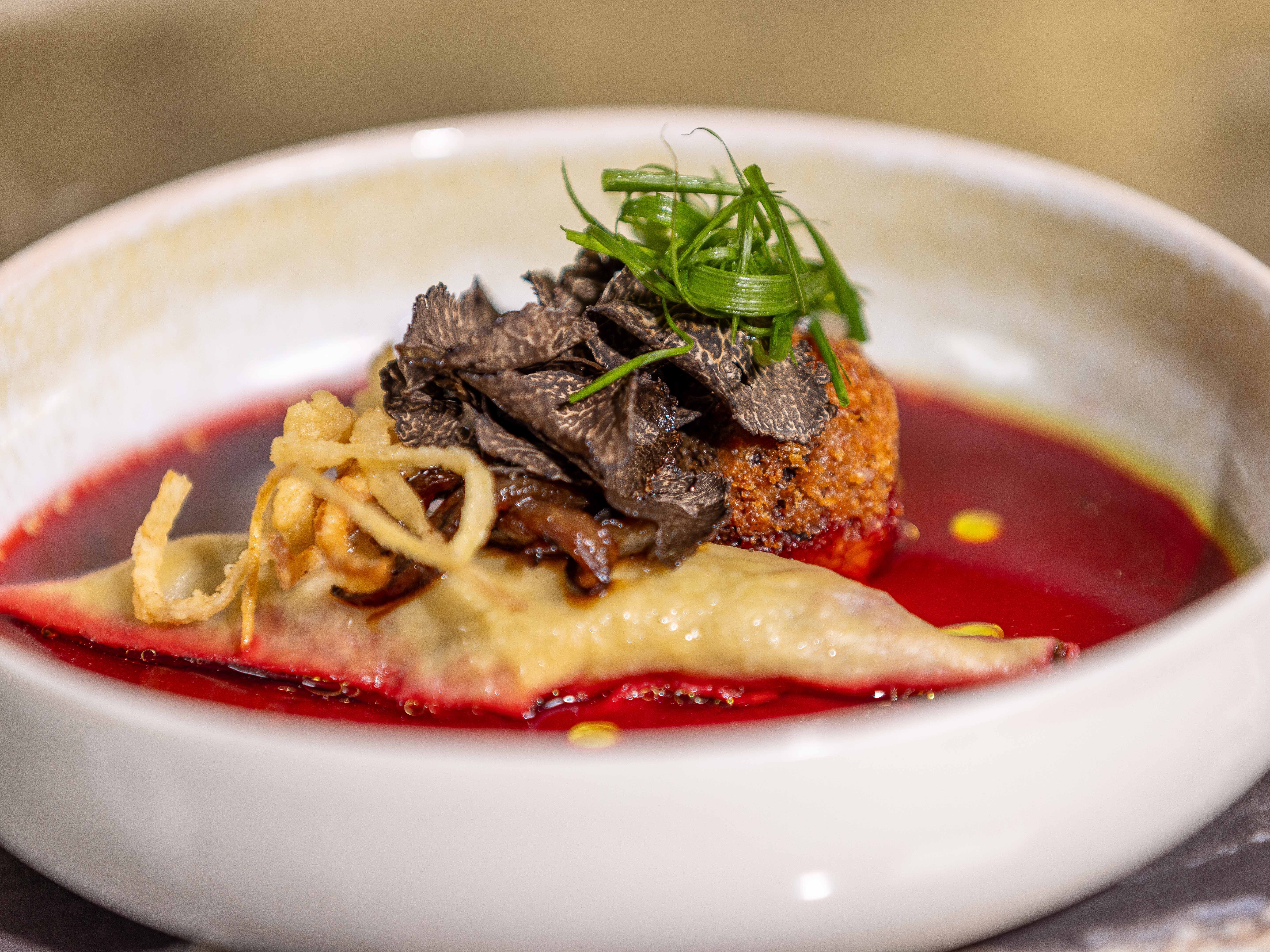 Frische, Ehrlichkeit und Liebe zum Detail: Mit den Produkten von OMEGA SORG wird jedes Gericht in der Villa Hirzel zu einem Hochgenuss.