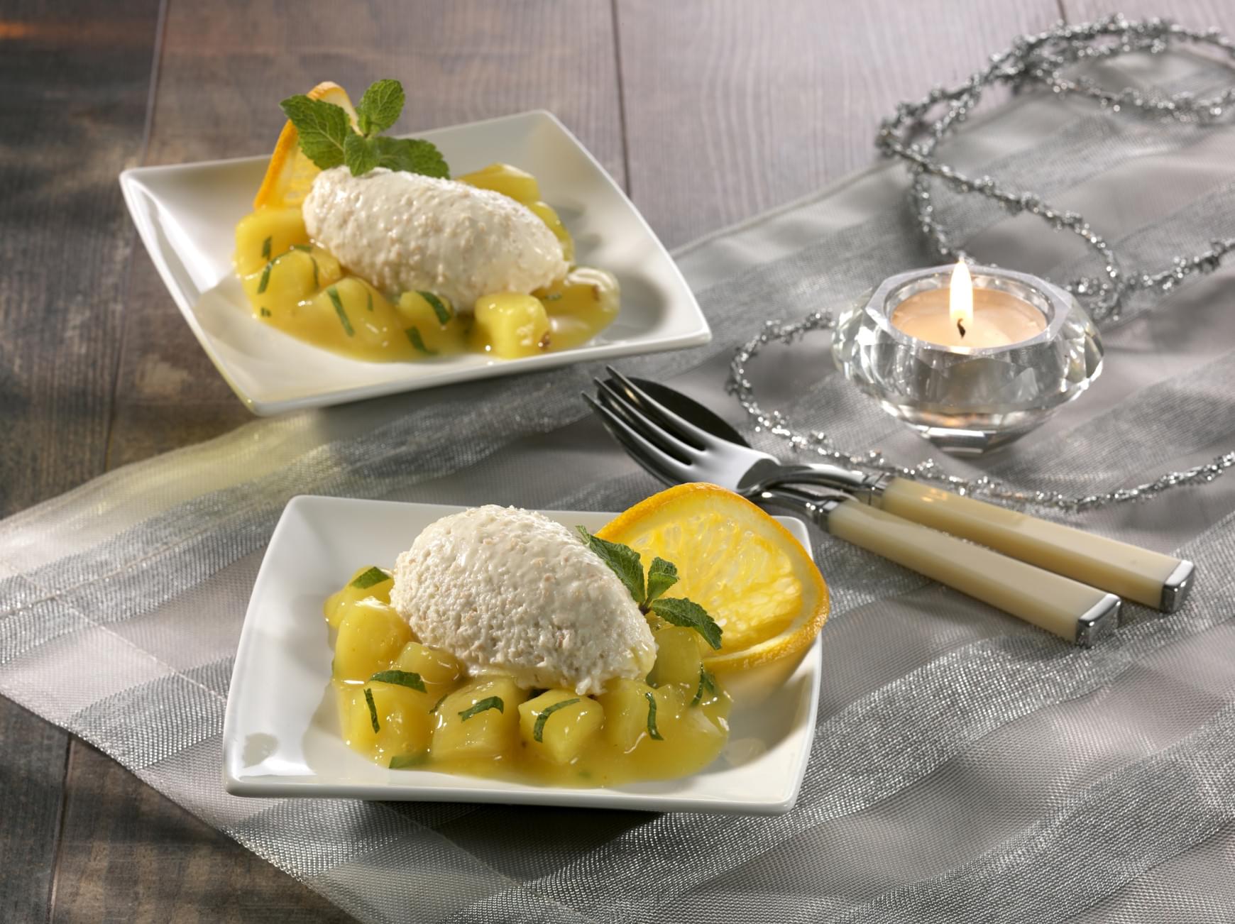 Kokos-Joghurt-Mousse auf Ananaskompott mit Honig und Rum - Rezepte ...