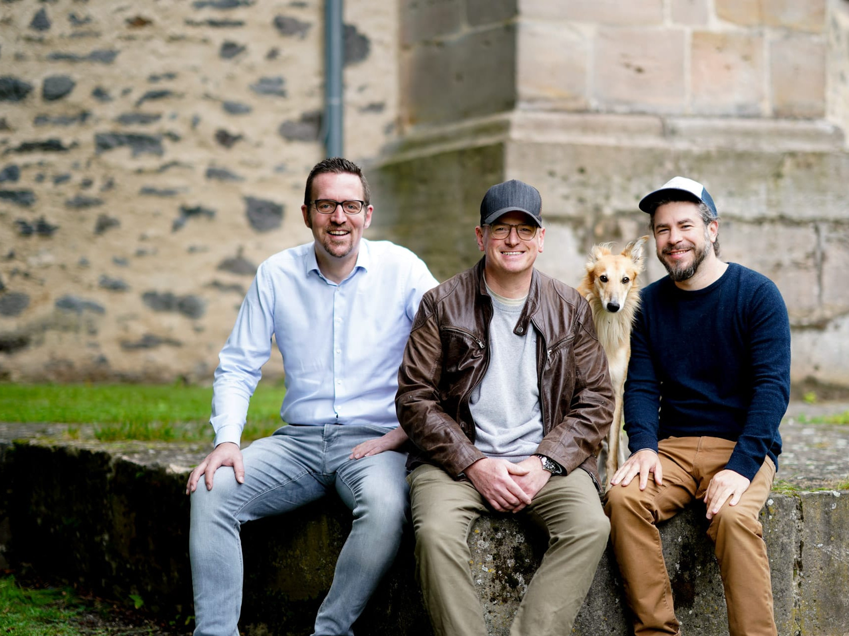 Die Geschäftsführer: Bastian Heiser (Villa Raab), Andreas Otterbein, Nico Döring (Schloss Romrod) mit Hund Timmy