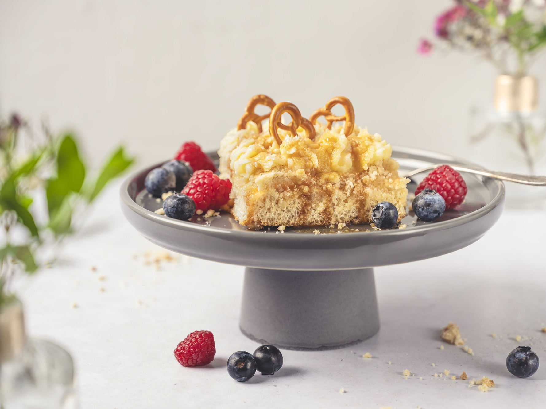Salted-Caramel-Streuselkuchen Streuselkuchen mit Beeren und Salzbrezeln