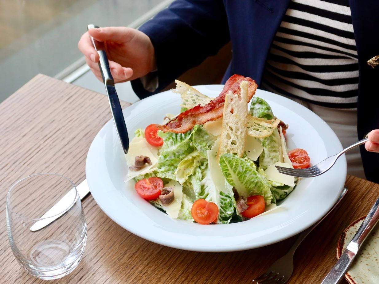 Der geheime Star auf der Speisekarte: Caesar Salad mit Anchovis, Parmesan, knusprigem Speck und Croûtons. Der geheime Star auf der Speisekarte: Caesar Salad mit Anchovis, Parmesan, knusprigem Speck und Croûtons.