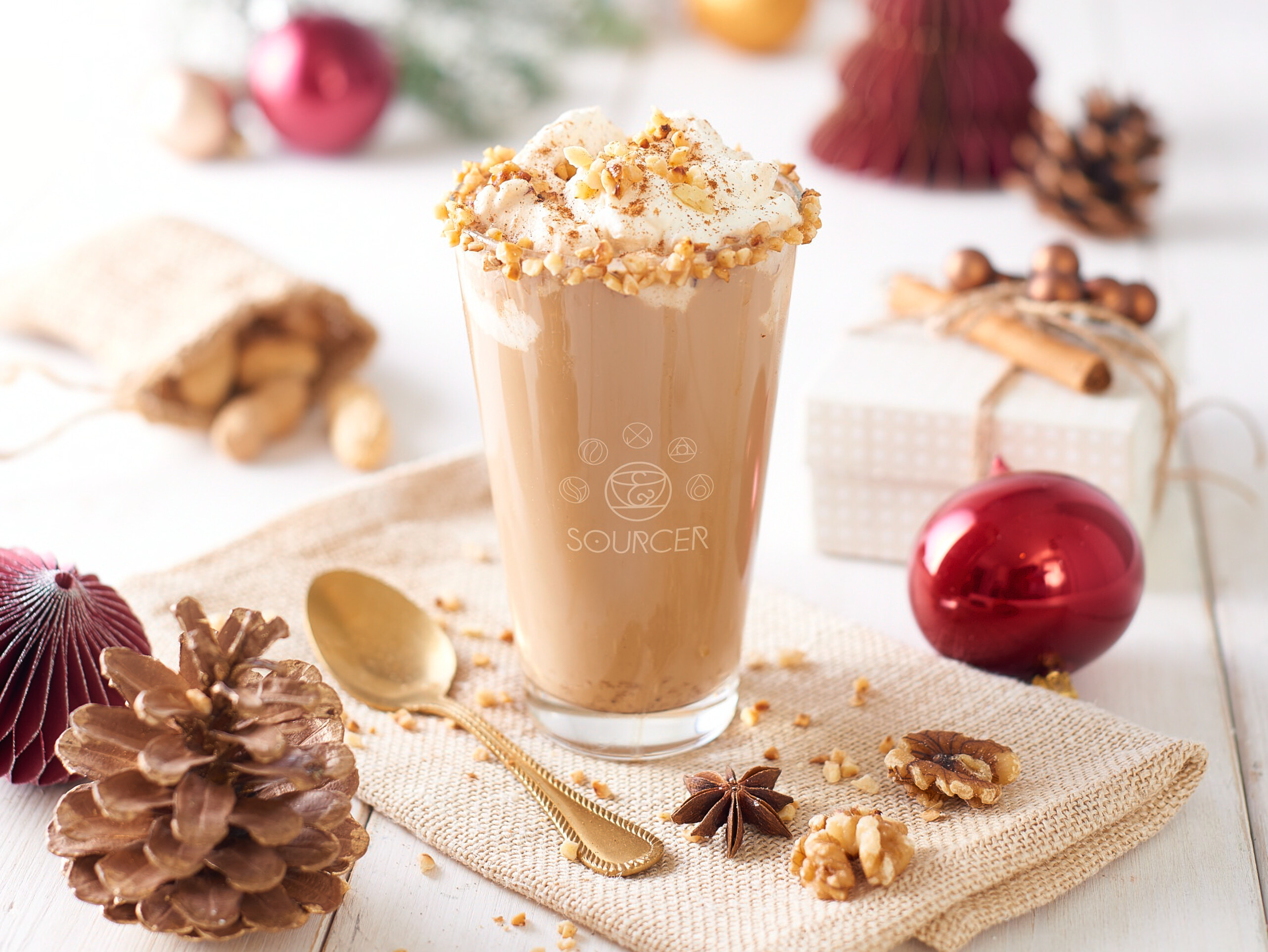 Ein Glas Milchshake mit Schlagsahne und Nüssen
