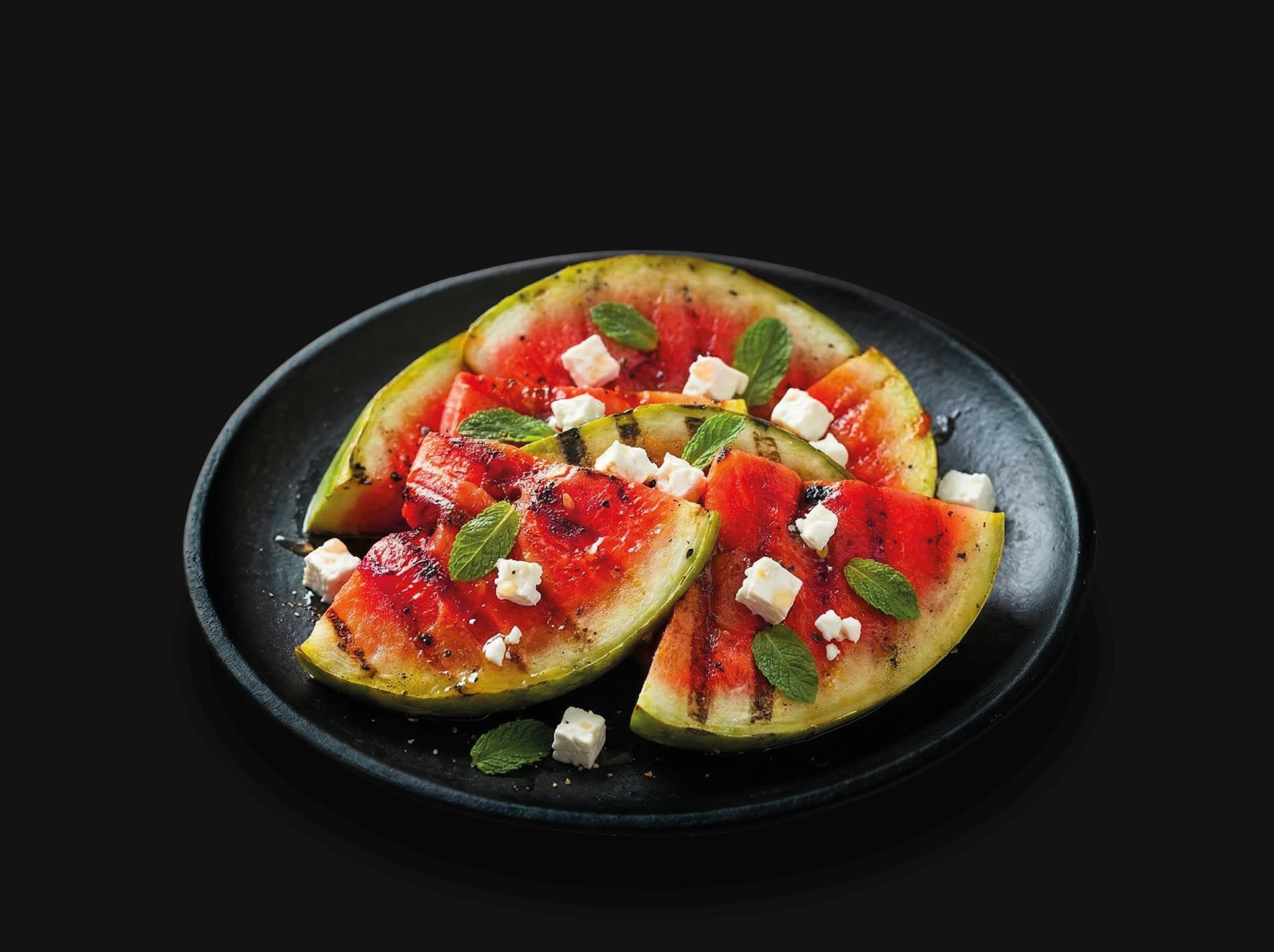 Nahaufnahme von einem Teller mit Gemüse und Obst