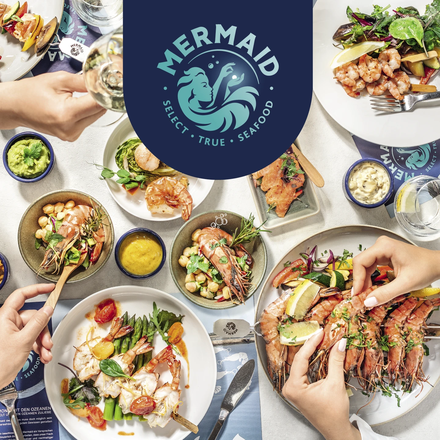 Mermaid Werbemittel für den Tisch Tisch mit Tellern Meeresfruechte Haende
