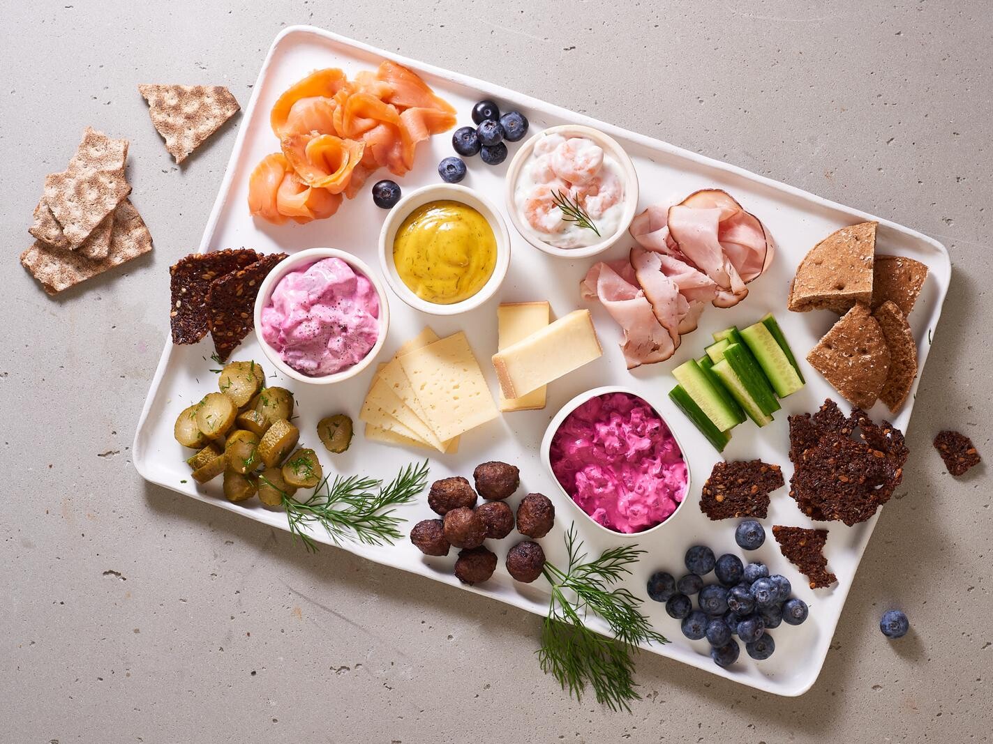 xx Ein Teller mit verschiedenen Speisen auf einem Tisch.