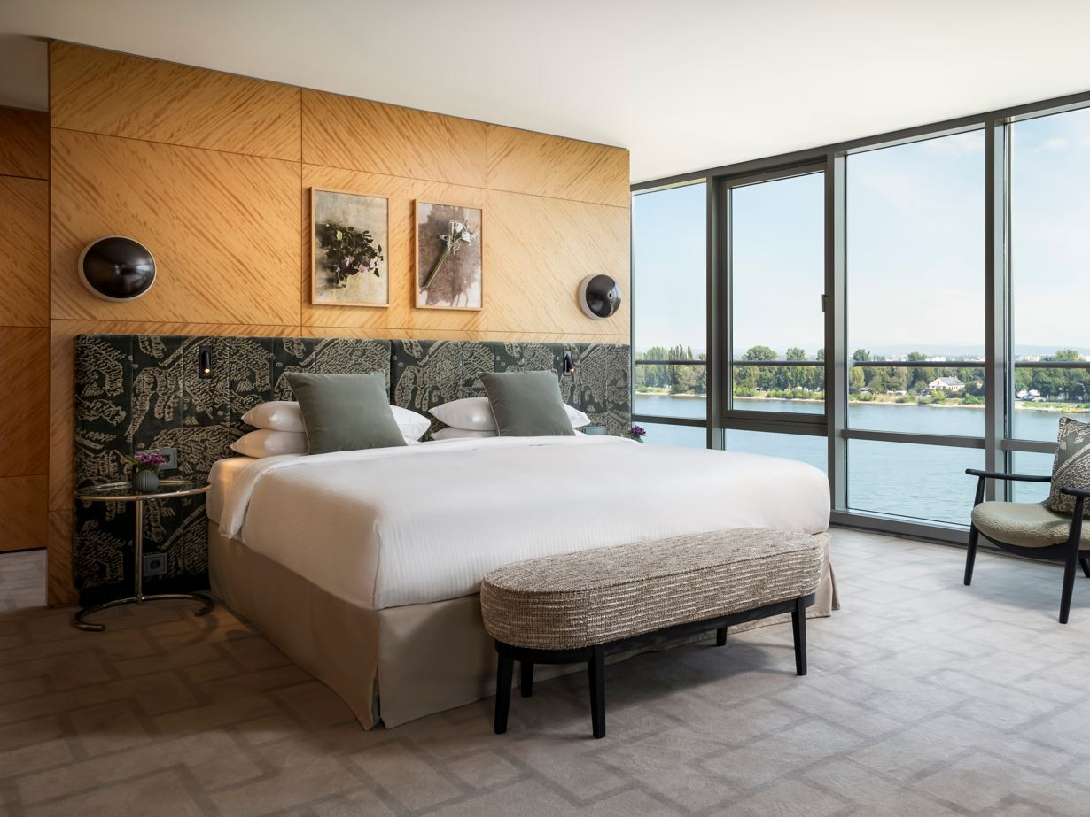 Die eleganten Zimmer und Suiten bieten eine rundum angenehme Atmosphäre. Die eleganten Zimmer und Suiten bieten eine rundum angenehme Atmosphäre.