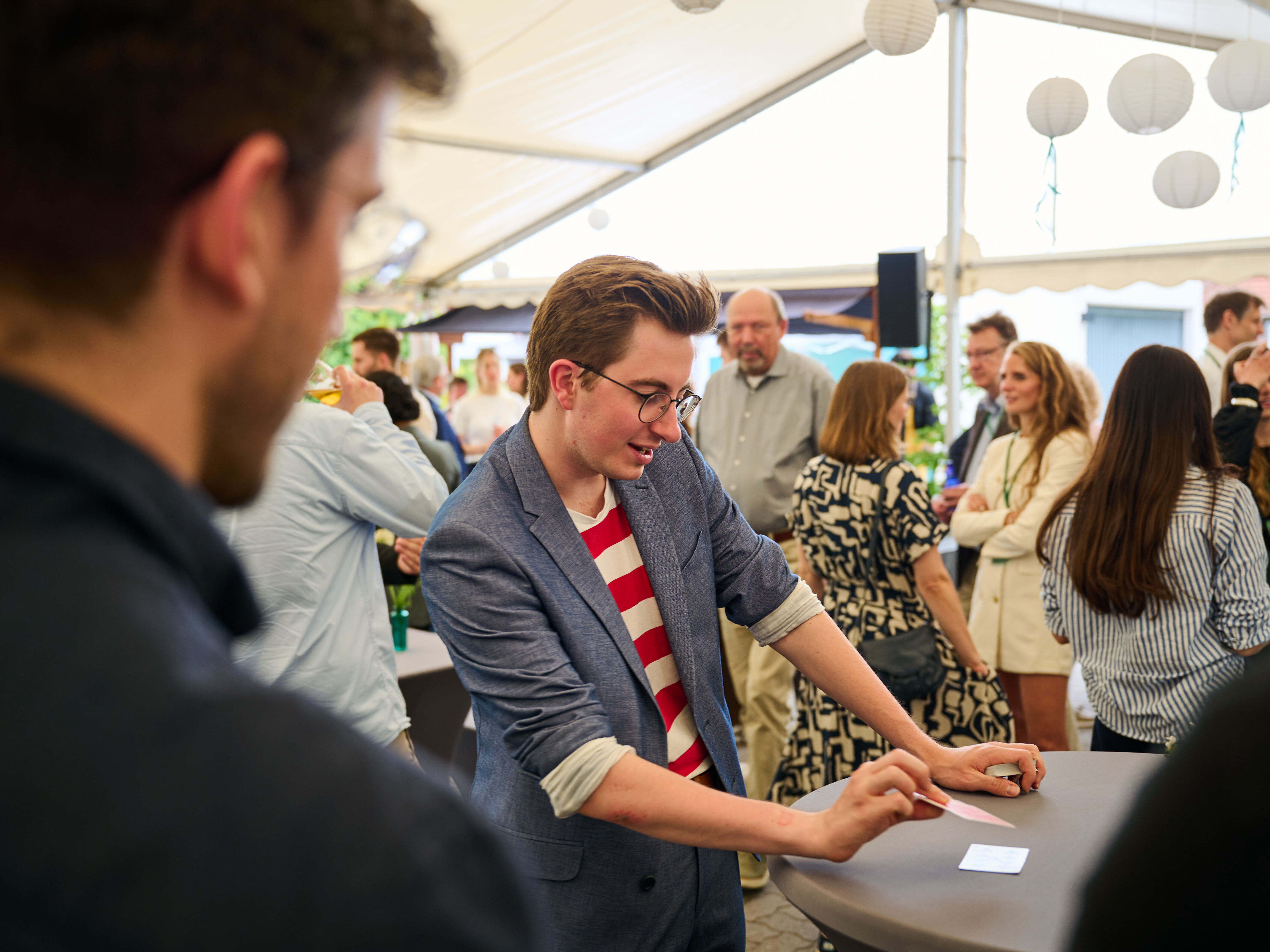 Gemeinsam mit Mitarbeitenden, Gesellschafterinnen und Gesellschafter der Service-Bund Unternehmen sowie Kooperationspartnern und Lieferanten traf man sich am 17. Juni 2026 in Lübeck, um 20.000 Tage Service-Bund zu feiern.