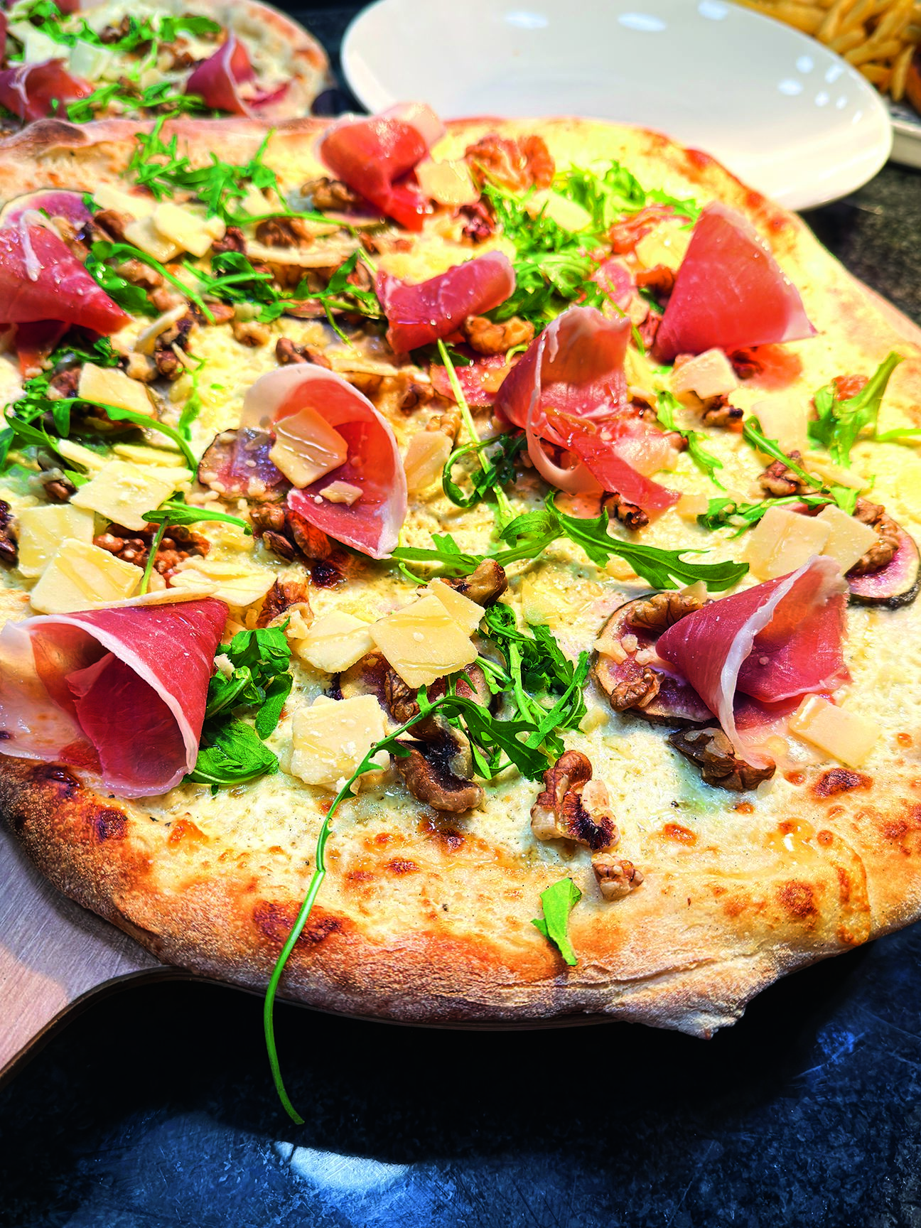 Pizza nach einem Rezept von Björn Freitag Pizza mit Fleisch und Käse