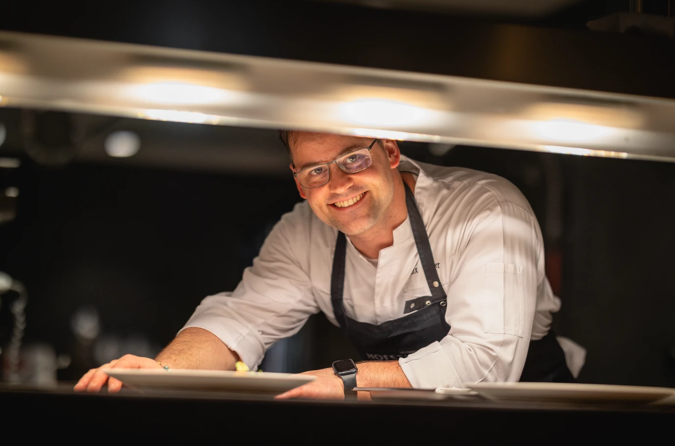 Der Chef de Cuisine in der Hofstube Deimann: Felix Weber hat seinen puristischen modern-französischen Stil in das Sterne-Hotel gebracht, was mit einem Michelin-Stern belohnt wurde. Zudem erkochte er im siebten Jahr in Folge 16 Punkte und zwei rote Hauben im Gault-Millau-Ranking.