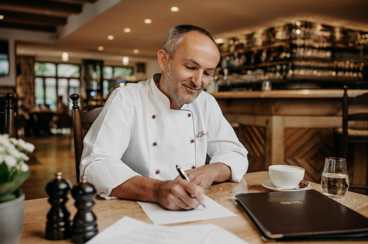 Seit 2018 ist Alexander Greve der Chefkoch im Hotel Störmann und verwöhnt die lokalen sowie angereisten Gäste mit seinen stetig neuen Ideen feiner Gerichte. Zuvor war er als Chef de Cuisine im Hotel Deimann tätig.